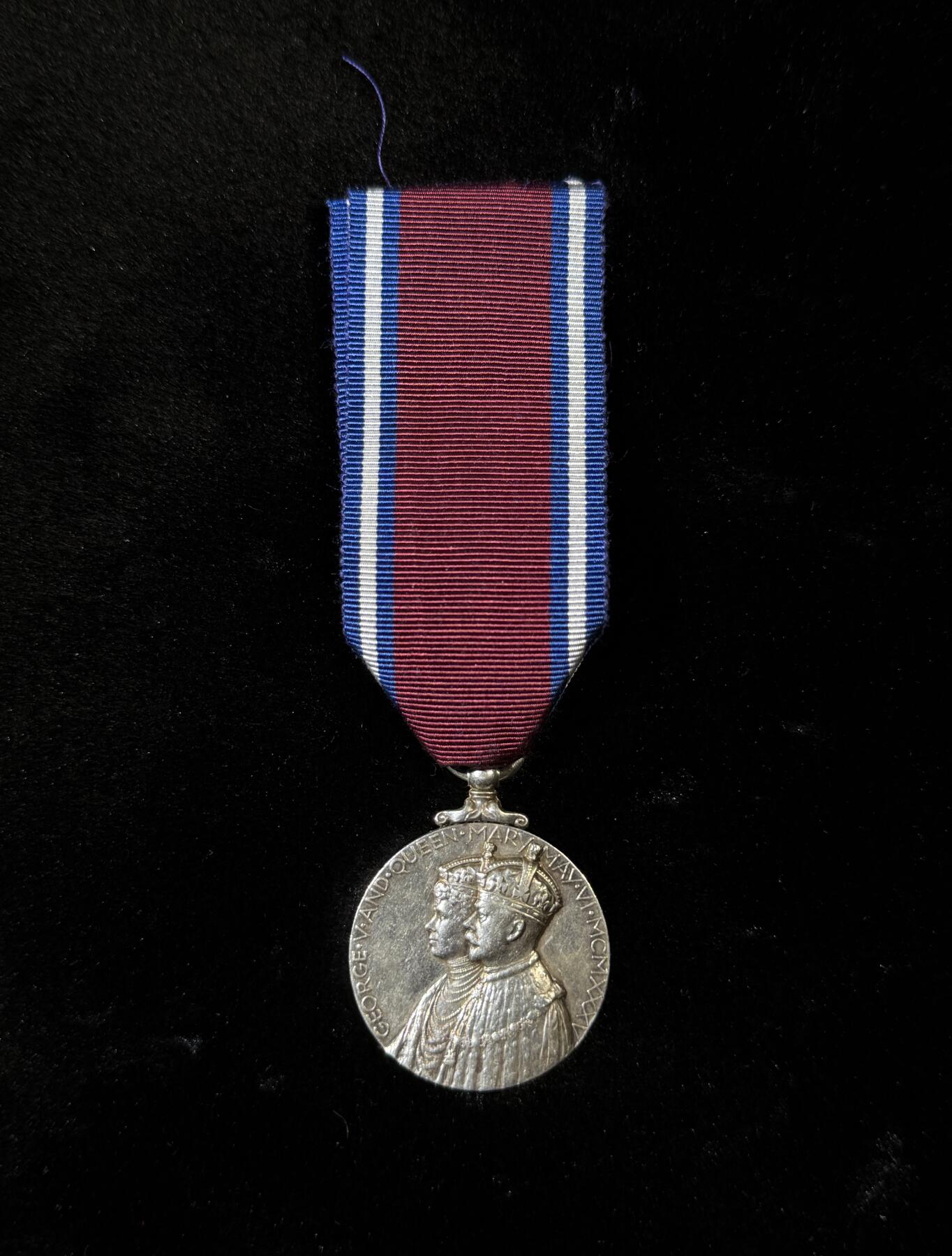 欢庆春节！戎马世界章牌大赏第111期春节大拍 英国乔治五世加冕25周年奖章，银制