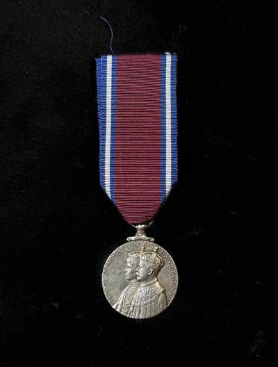 欢庆春节！戎马世界章牌大赏第111期春节大拍 - 英国乔治五世加冕25周年奖章，银制