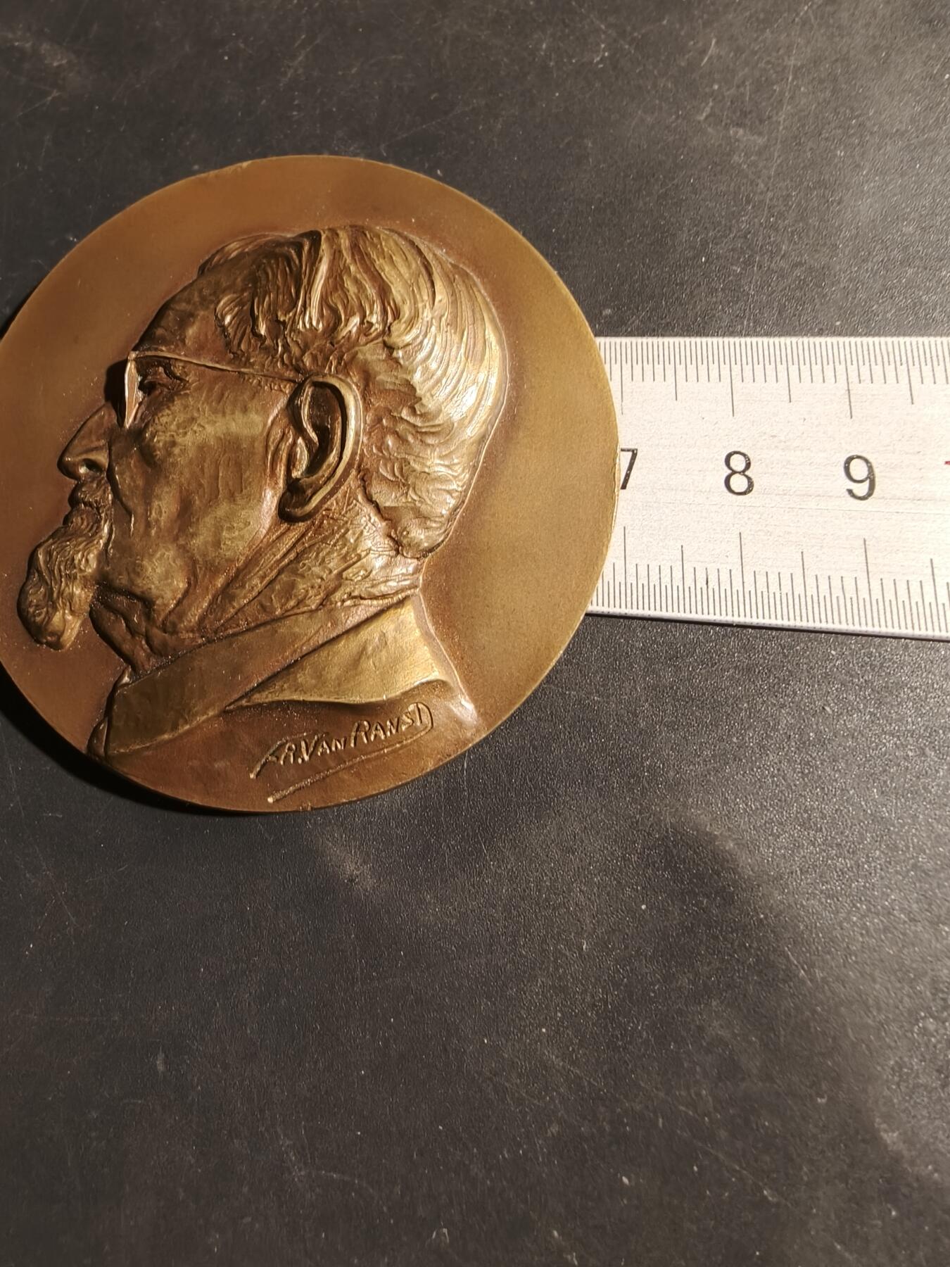 老王徽章第180期 比利时保罗·富尔马里耶教授90岁生日大铜章     原盒     高浮雕      直径69mm     重量202g