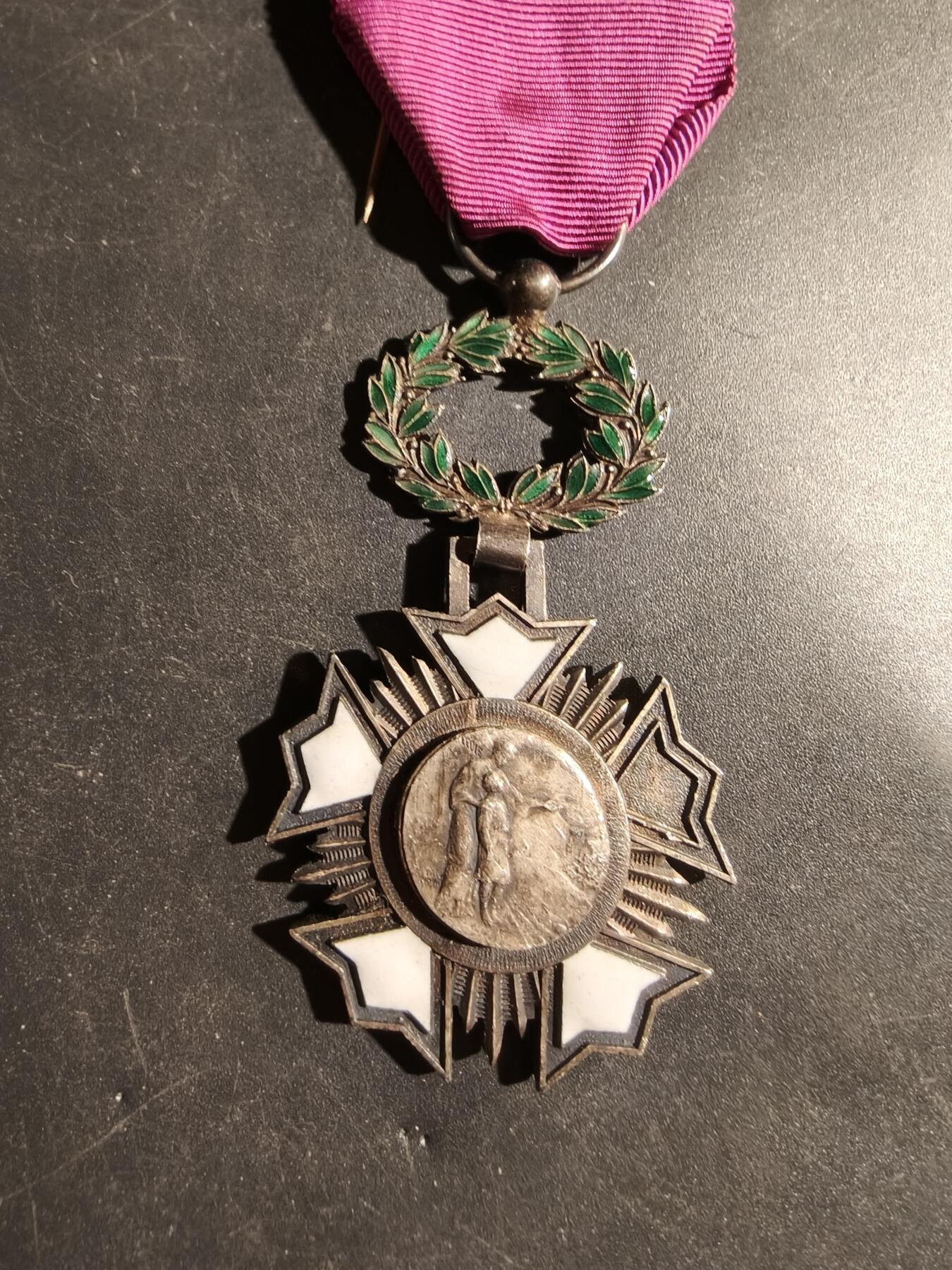 老王徽章第180期 法国骑士级公共利益学院勋章    原盒    带厂标