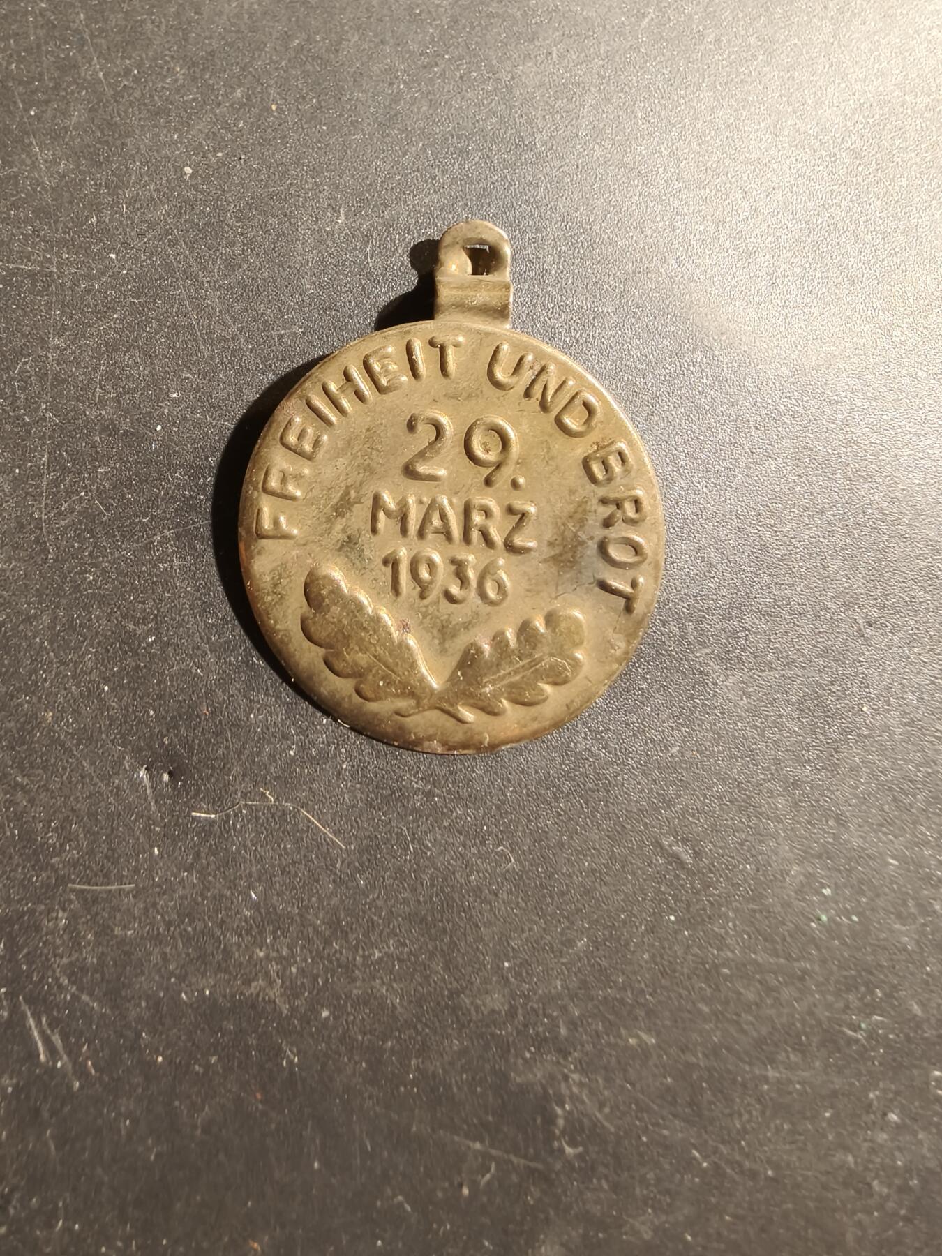 老王徽章第180期 德三1936选举“面包与自由”口号证章