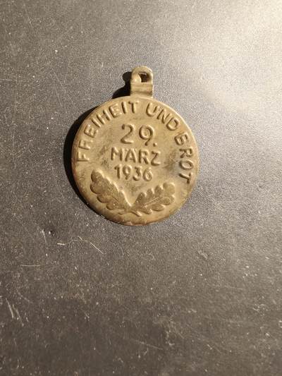 老王徽章第180期 - 德三1936选举“面包与自由”口号证章