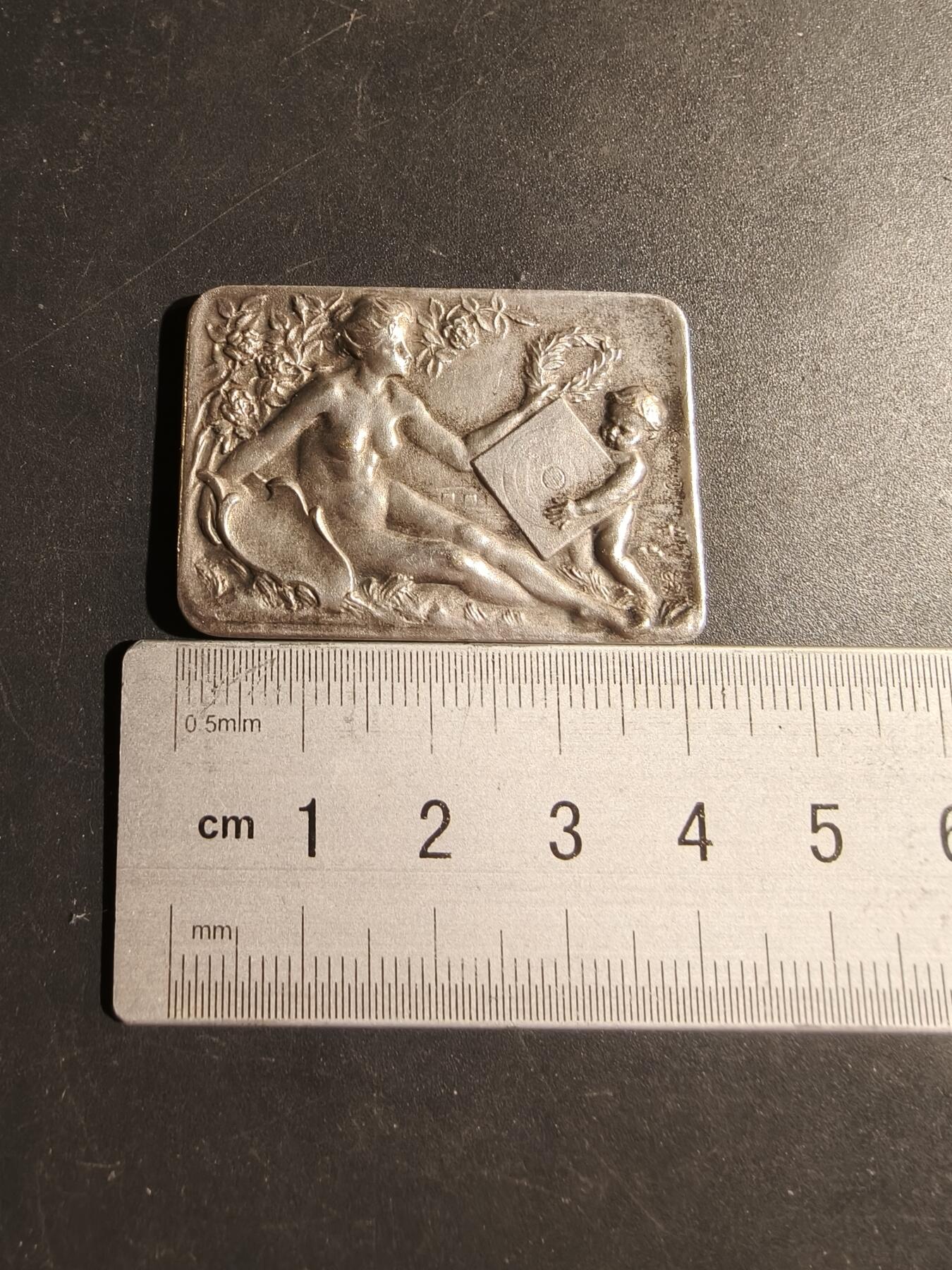 老王徽章第180期 法国射击协会方形镀银大铜章    小天使清凉章     尺寸41×28mm    重量20.8g