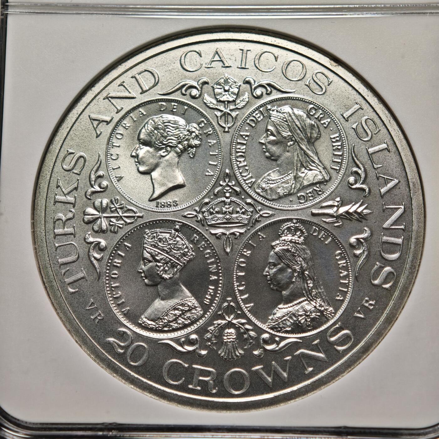 【德藏】世界币章拍卖第164期（拍品征集中~欢迎藏友联系） 1976年 英属特克斯和凯科斯群岛发行女王维多利亚四头像20克朗纪念银币，直径‌45mm，重38.7g，NGC MS67 正面是维多利亚女王少年、青年、中年和老年4个不同时期的经典头像，背面是英国女王伊丽莎白二世的青年时期肖像，设计独特‌，特别是维多利亚女王四个时期肖像的组合，融合了历史元素，体现了两代女王的象征意义