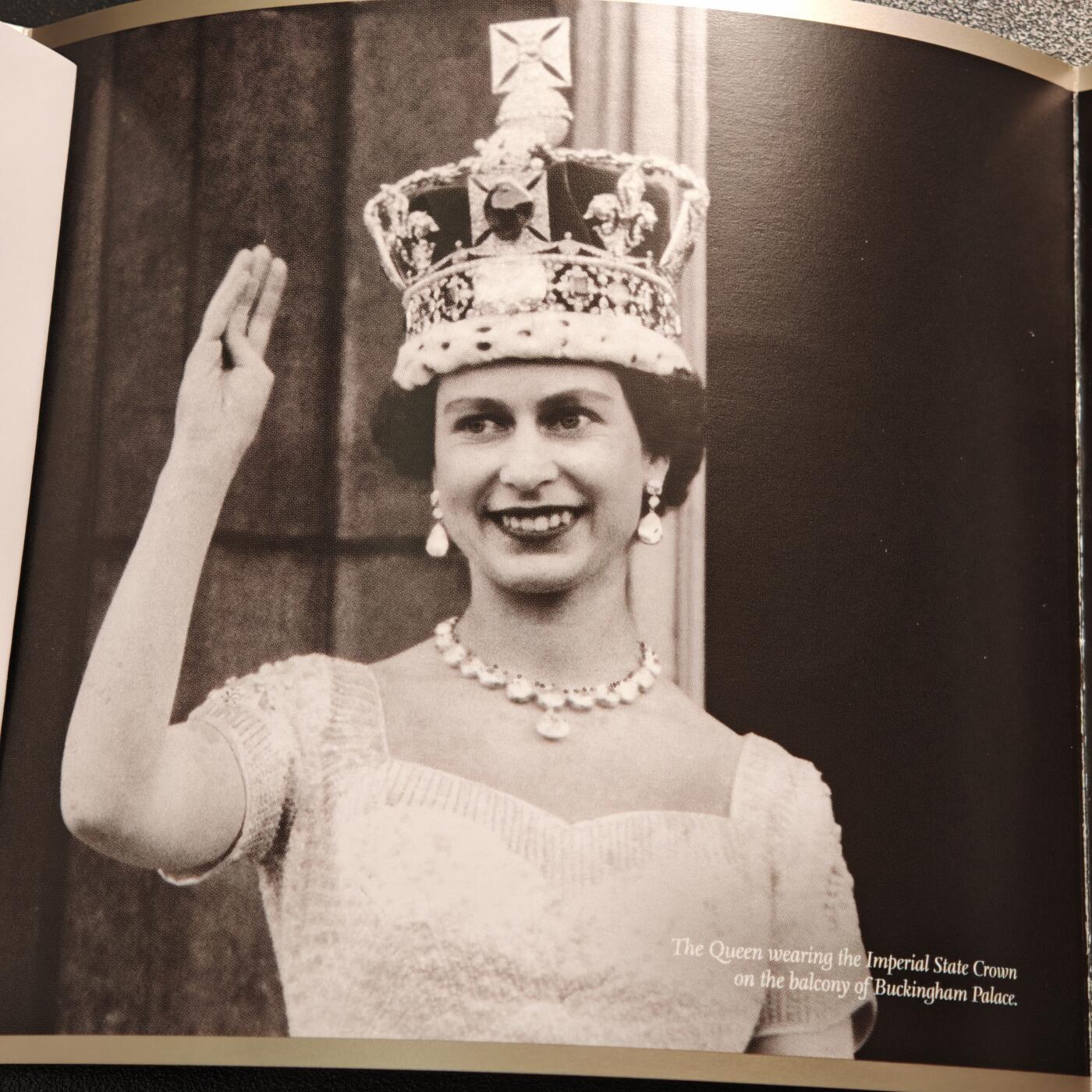 【德藏】世界币章拍卖第164期（拍品征集中~欢迎藏友联系） 2013年 英国伊丽莎白二世女王加冕60周年5英镑纪念镍币 原册 直径约：38.61mm；重约：28.28g