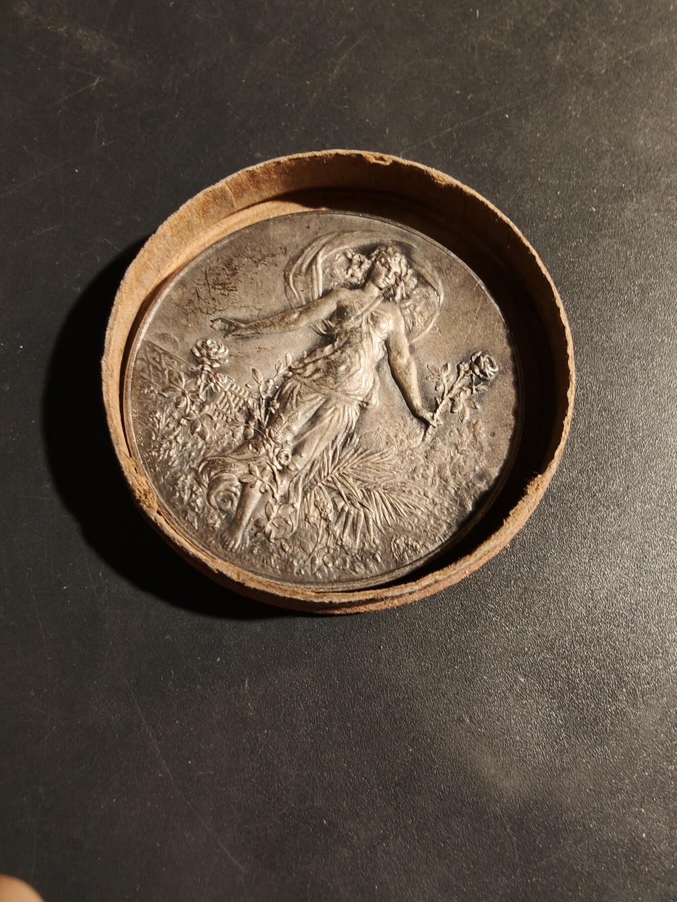 老王徽章第180期 法国持花女子镀银大铜章     原盒    直径46mm    重量41.7g