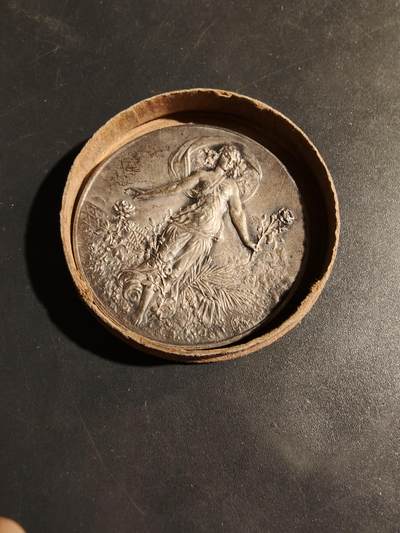 老王徽章第180期 - 法国持花女子镀银大铜章     原盒    直径46mm    重量41.7g