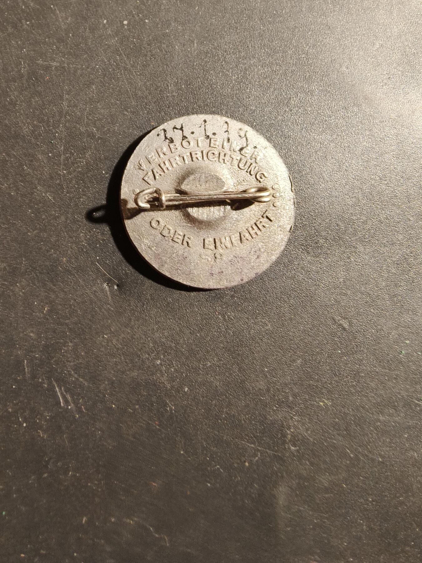 老王徽章第180期 德三冬季救济工厂证章