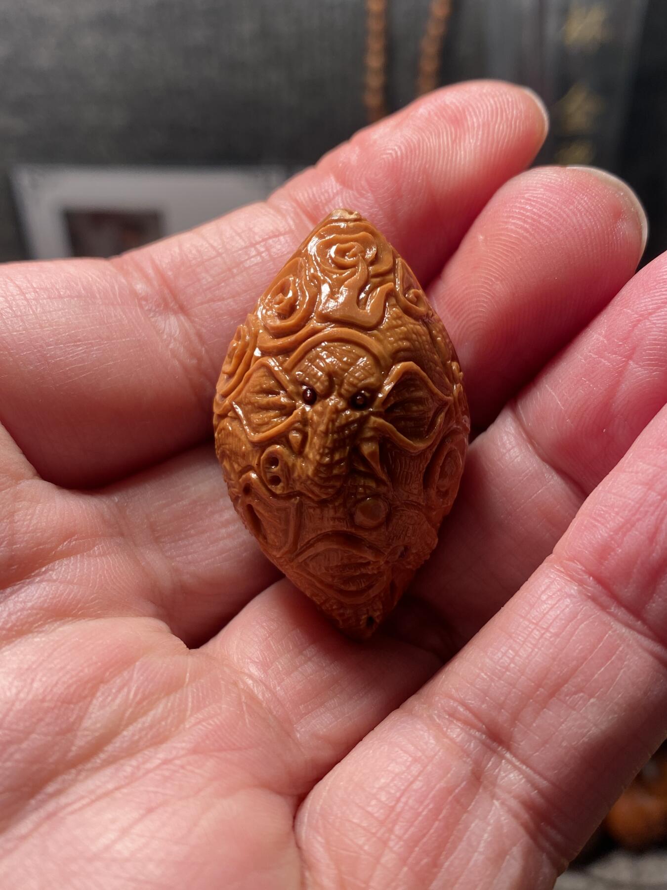 核舟记发源地苏州舟山核雕年末放漏 福利苏工核雕，纯手工雕刻吉祥如意个性十足，等待有缘人，市场无同款，尺寸2。39x4.0喜欢的来