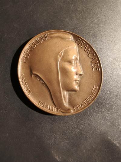 老王徽章第180期 - 法国劳动部国家福利基金会大铜章     直径50mm    重量68.2g