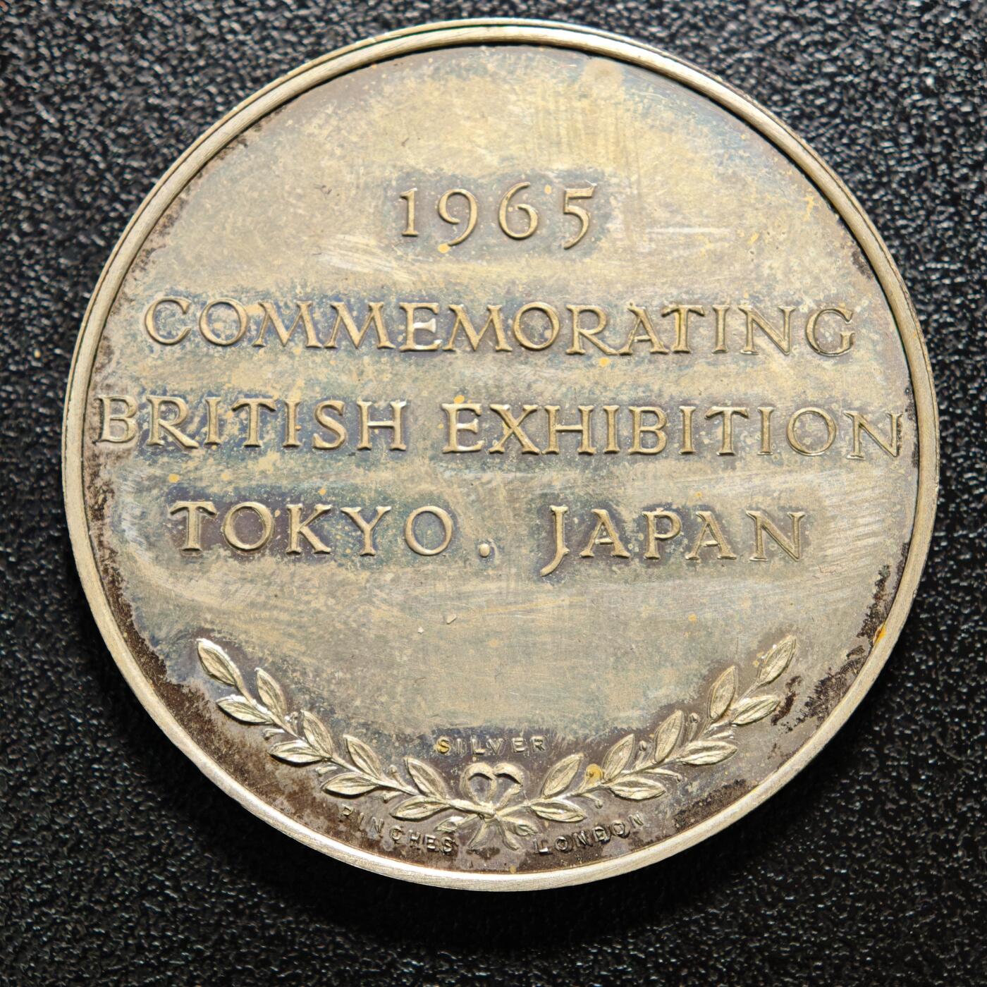【德藏】世界币章拍卖第164期（拍品征集中~欢迎藏友联系） 1965年 英国纪念日本东京博览会银章 直径约：38.4mm；重约：26.9g 五彩包浆，原盒。正面为一手持三叉戟、一手扶米字盾牌的不列颠尼娅女神坐像，背景有英国议会大厦建筑轮廓；背面是文字“1965 / COMMEMORATING BRITISH EXHIBITION / TOKYO. JAPAN / SILVER（‌1965年英国日本东京博览会纪念银章）”