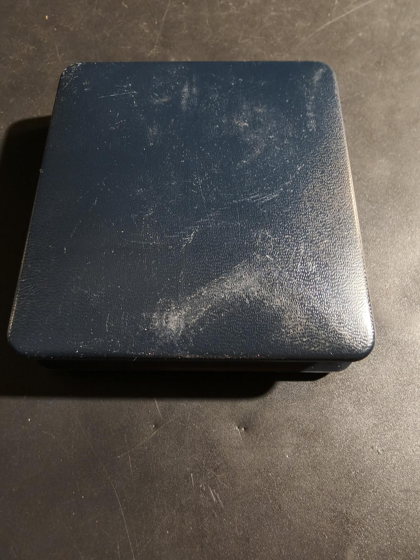 老王徽章第180期 比利时-法国友谊大铜章     原盒     直径50mm     重量51.4g