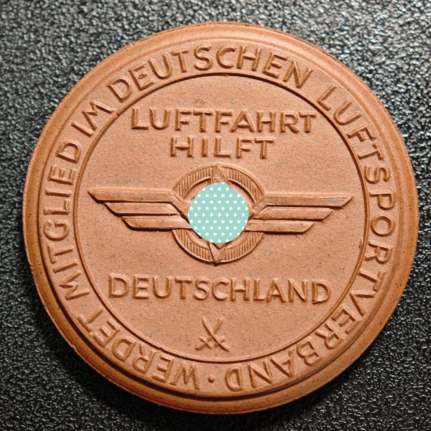 【德藏】世界币章拍卖第164期（拍品征集中~欢迎藏友联系） 1935年 德国民族社会主义工人党德累斯顿帝国空军救援军演纪念陶瓷章 R稀少品种 发行量仅200枚以内！直径约：36.8mm；重约：7.9g (原图请联系客服)