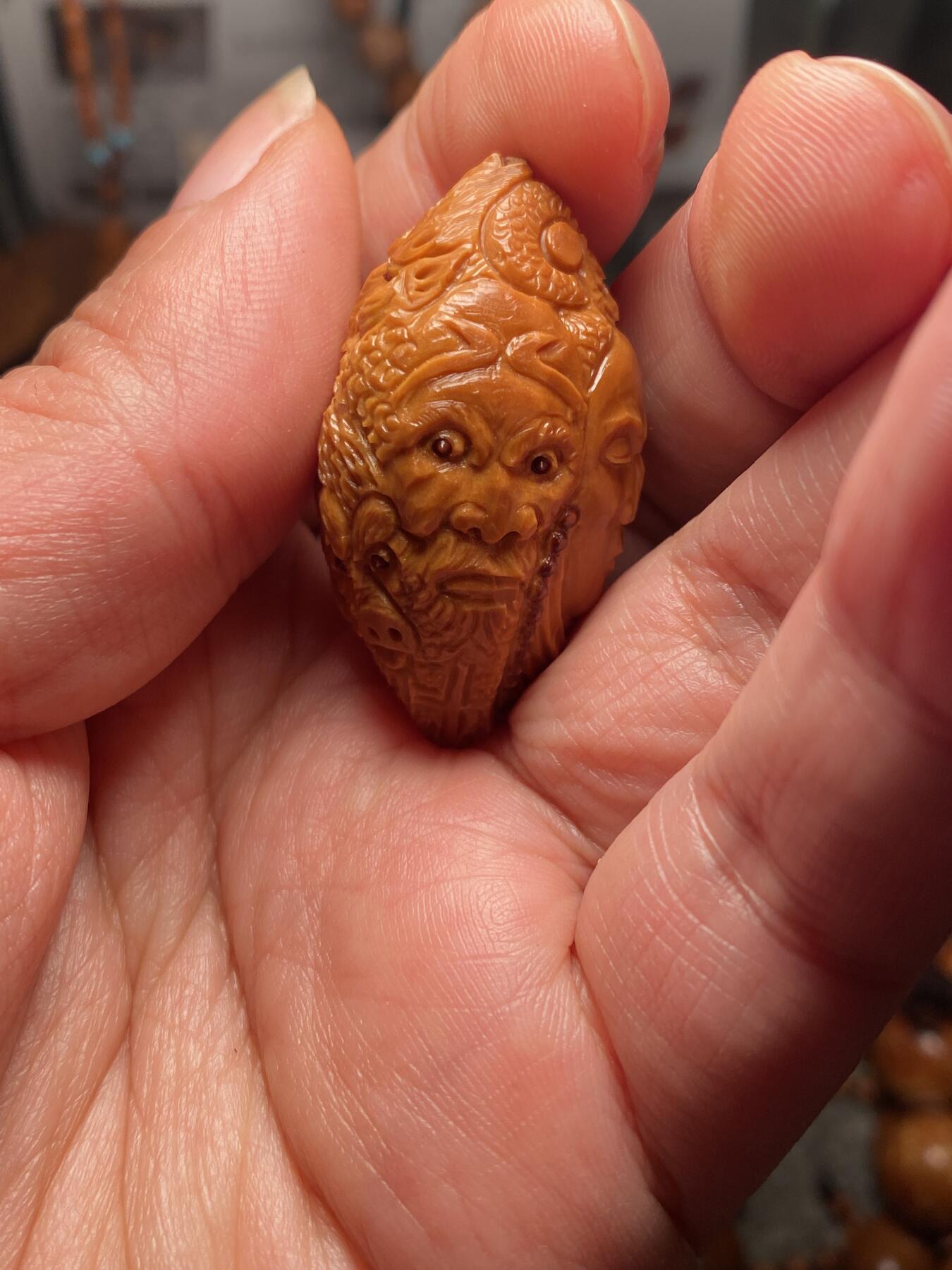 核舟记发源地苏州舟山核雕年末放漏 福利苏工核雕，纯手工雕刻,大话西游，个性十足，等待有缘人，市场无同款，尺寸2。35x4。15喜欢的来