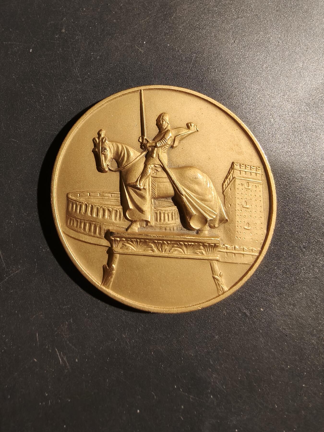 老王徽章第180期 意大利斗兽场镀金纪念章     直径50mm    重量47.2g