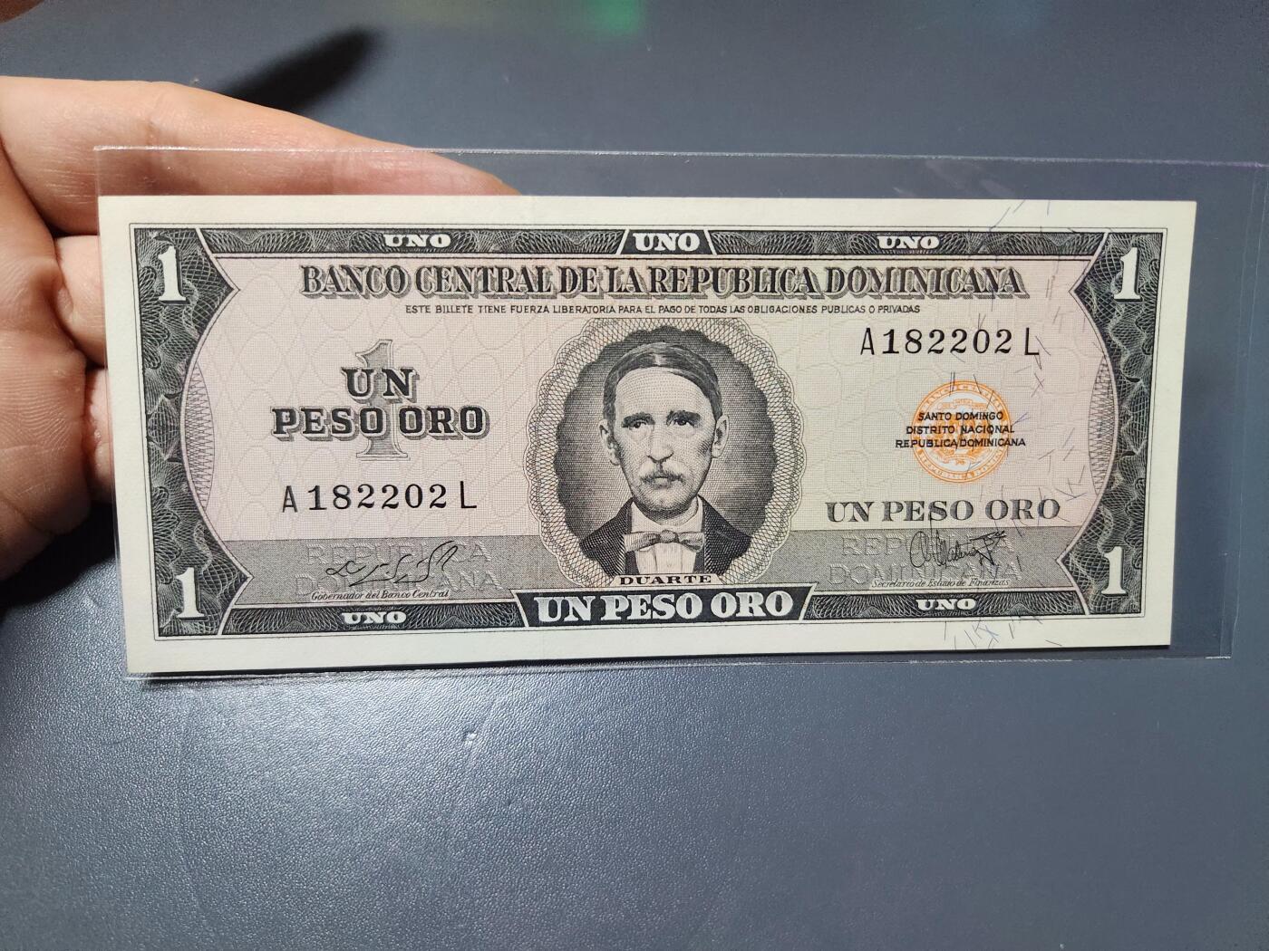 2月4号晚上8点 外国纸币自动截拍第17场 全新UNC多米尼加1977年1比索 美金设计 国父胡安·杜阿尔特