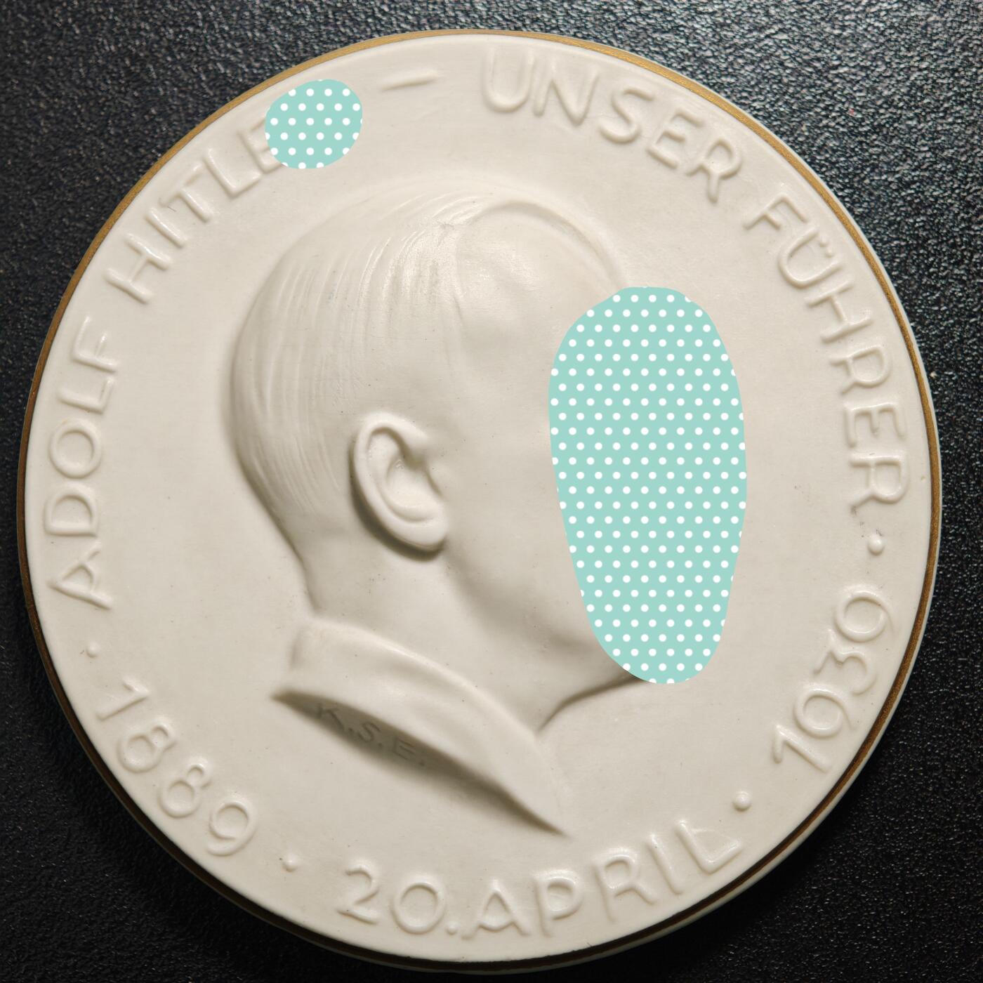 【德藏】世界币章拍卖第164期（拍品征集中~欢迎藏友联系） 1939年德国民族社会主义工人党党首50大寿高浮雕描金边白色陶瓷高浮雕纪念章 直径约：88mm；重约：114.1g（原图请联系客服）