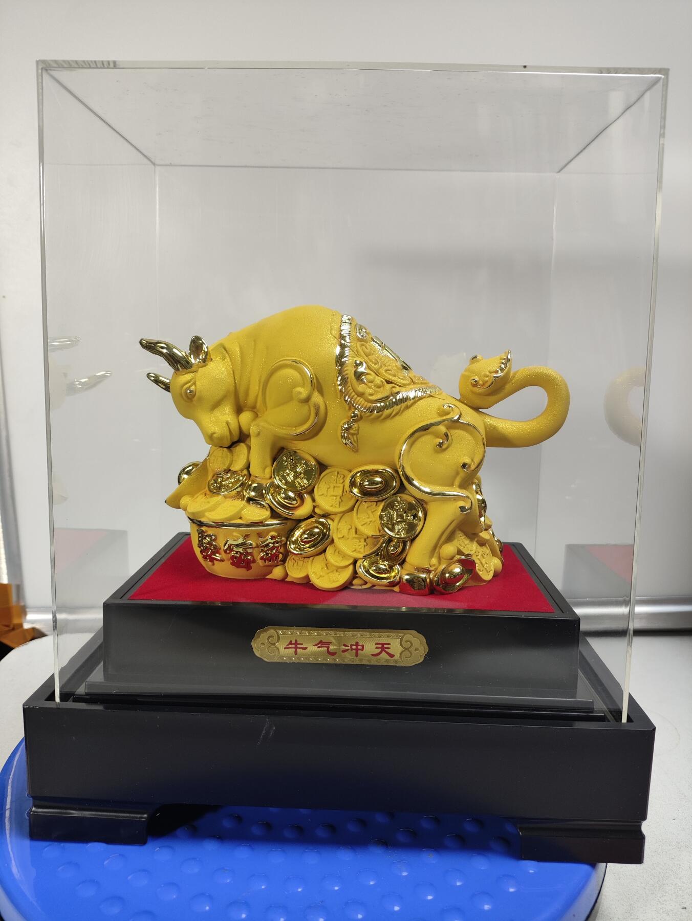 鸿运兴旺金牛摆件，黄色绒沙金工艺（高24.8cm,长20.5cm,宽13.3cm左右）