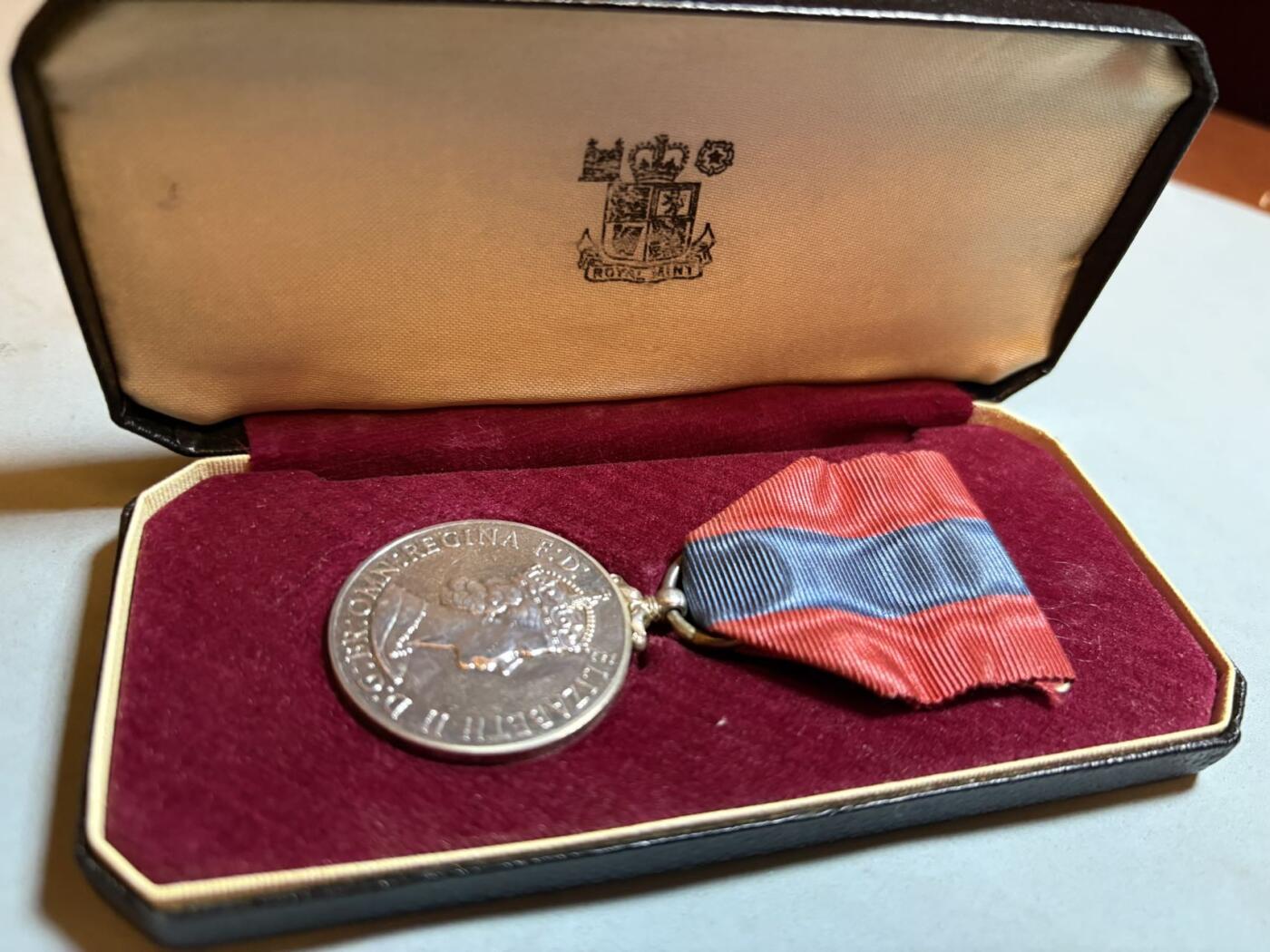 盛世勋华——号角文化勋章邮票专场拍卖第304期 英国帝国服务奖章 银制带原盒 重30克，银价600+