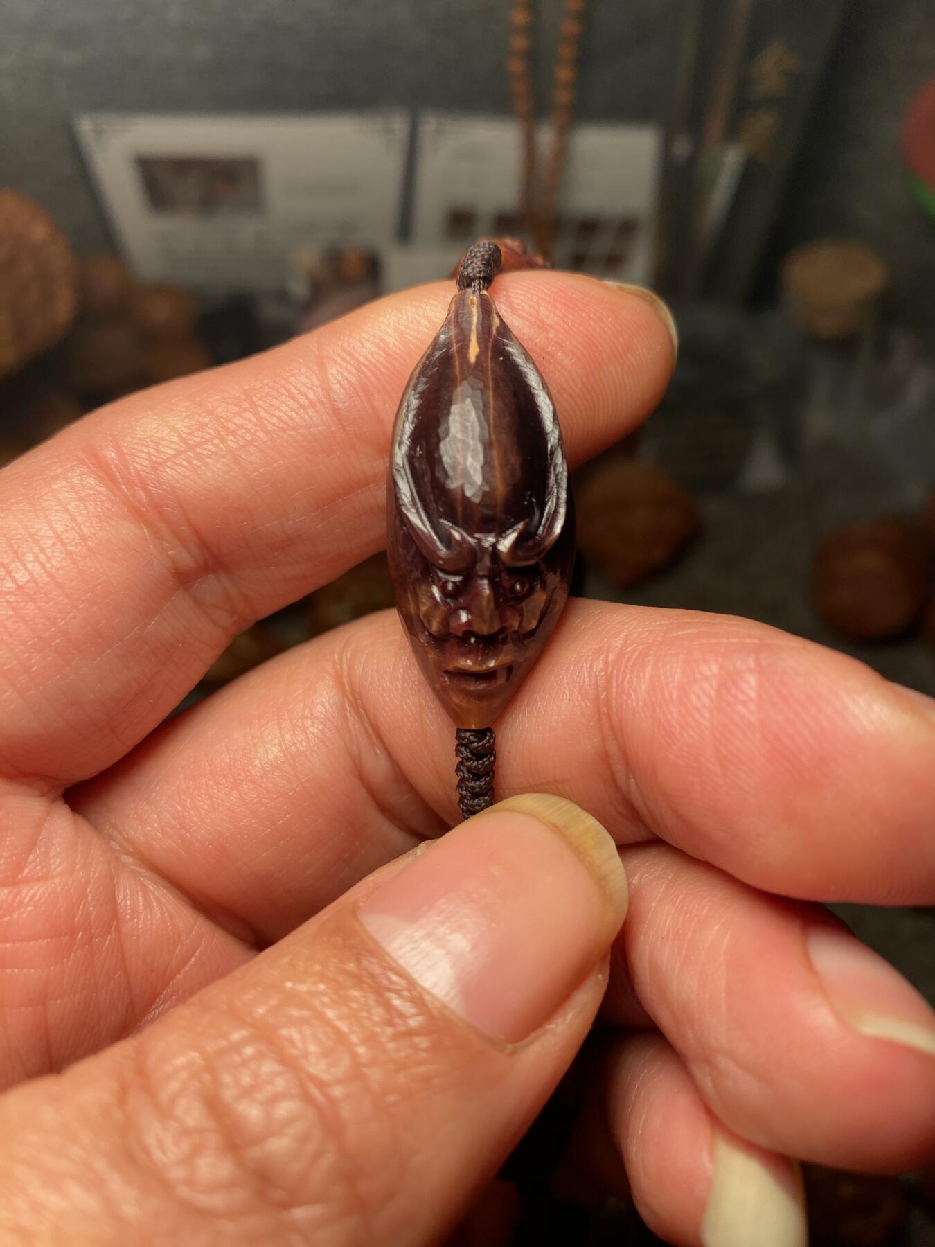 核舟记发源地苏州舟山核雕年末放漏 福利苏工核雕，纯手工雕刻王红秋老师作品，紫核大头十八罗汉，个性十足，等待有缘人，市场无同款，尺寸1。5x3.35喜欢的来