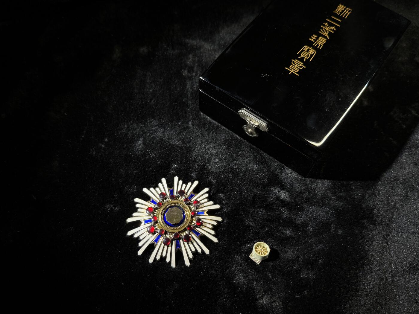 欢庆春节！戎马世界章牌大赏第111期春节大拍 勋二等瑞宝章，盒略齐全，银制