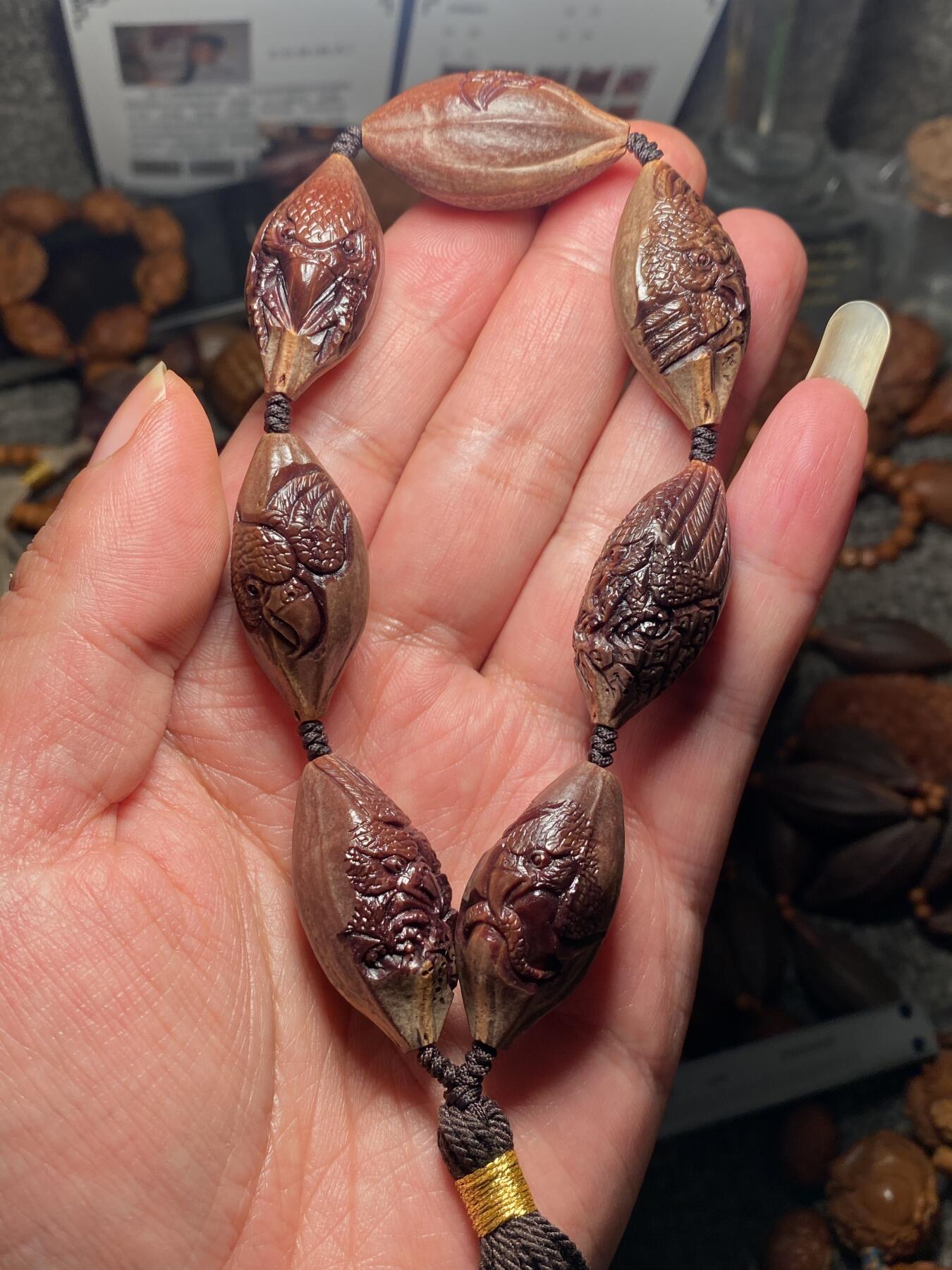 核舟记发源地苏州舟山核雕年末放漏 福利苏工核雕，纯手工雕刻王红秋老师作品，紫核大展鸿图手串，个性十足，等待有缘人，市场无同款，尺寸1。65x3.45喜欢的来