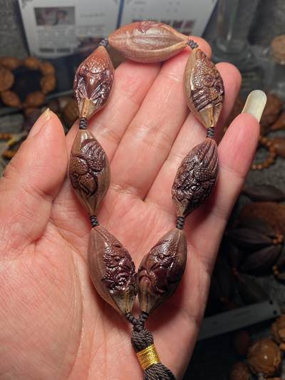 核舟记发源地苏州舟山核雕年末放漏 - 福利苏工核雕，纯手工雕刻王红秋老师作品，紫核大展鸿图手串，个性十足，等待有缘人，市场无同款，尺寸1。65x3.45喜欢的来