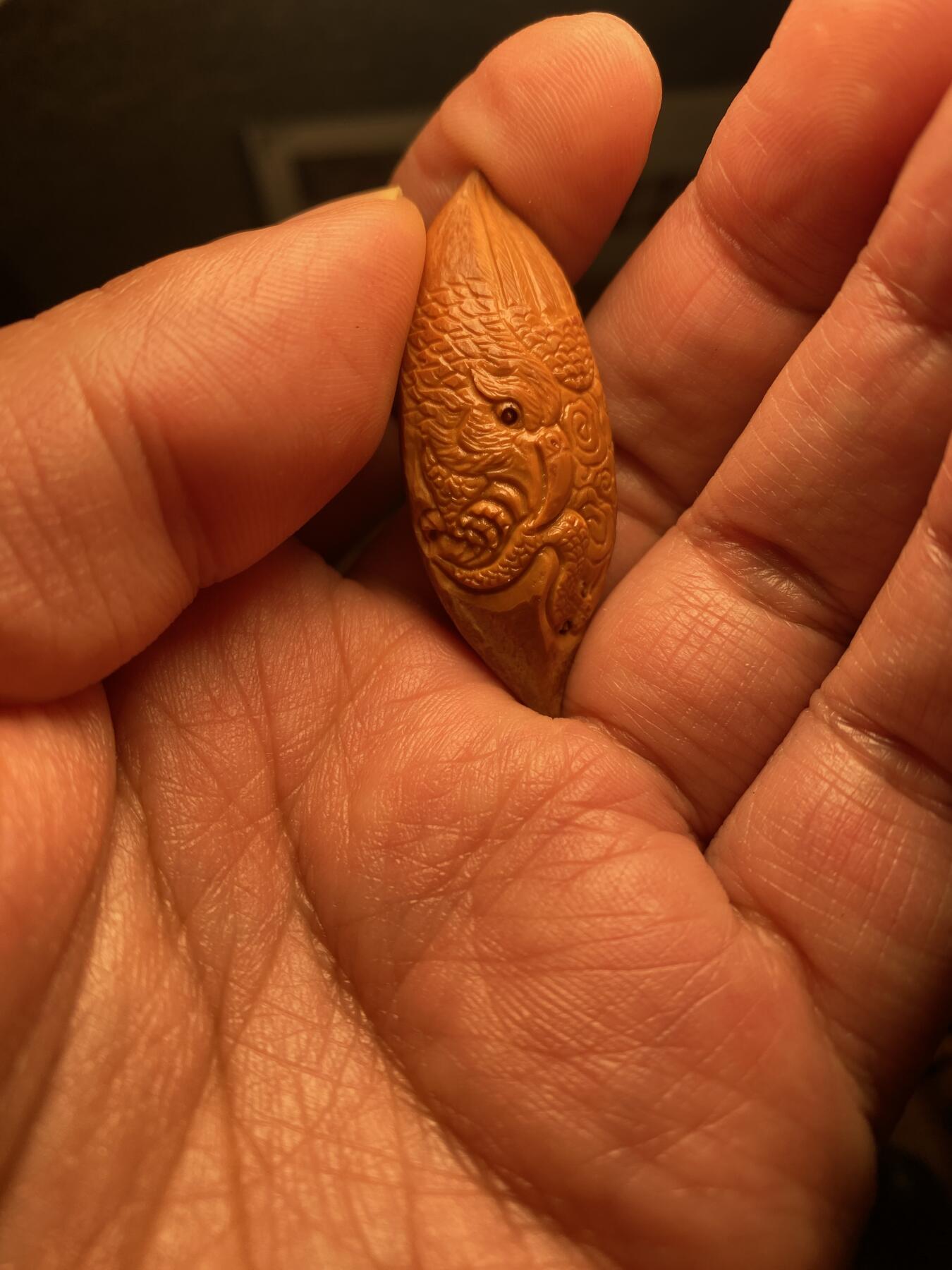 核舟记发源地苏州舟山核雕年末放漏 福利苏工核雕，纯手工雕刻二花雄鹰，个性十足，等待有缘人，市场无同款，尺寸1。75x4.75喜欢的来