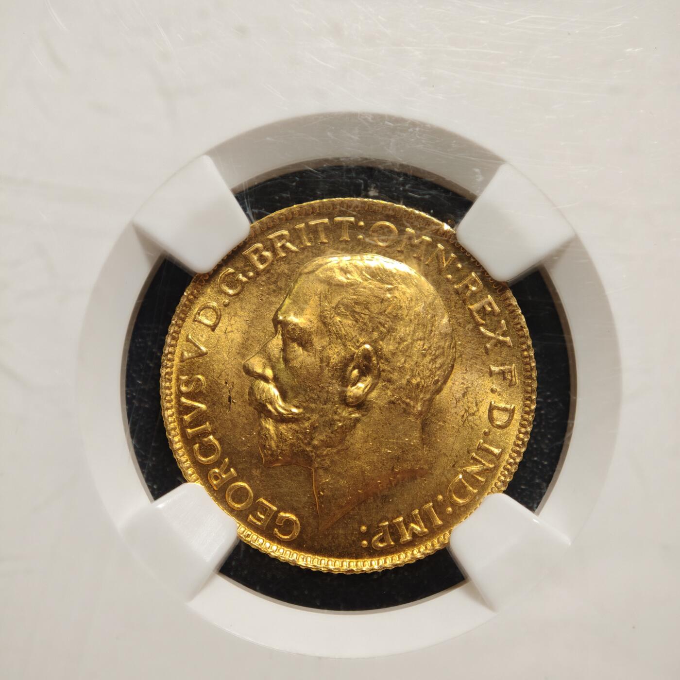 【德藏】世界币章拍卖第164期（拍品征集中~欢迎藏友联系） 1925年 英国乔治五世马剑1索维林金币，直径22毫米，重量7.99克，含金量91.7%，伦敦皇家造币厂铸造，NGC MS63 马剑金币是热门钱币收藏，1925年也是乔五马剑1索维林金币发行的最后一年，保存完好、能达到MS63品相的更少，因而市场价格高，属稀少年份之一，值得收藏和拥有。普品价格大约在‌6000-8000元，好品相或评级币能达到‌1万-1.6万元‌甚至更高，好好把握机会！