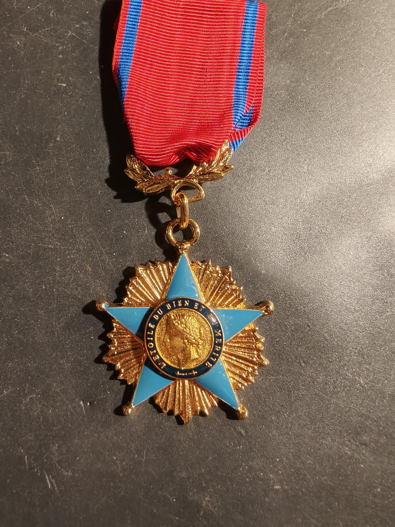 老王徽章第180期 法国骑士级善良与功绩之星勋章    原盒带迷你章