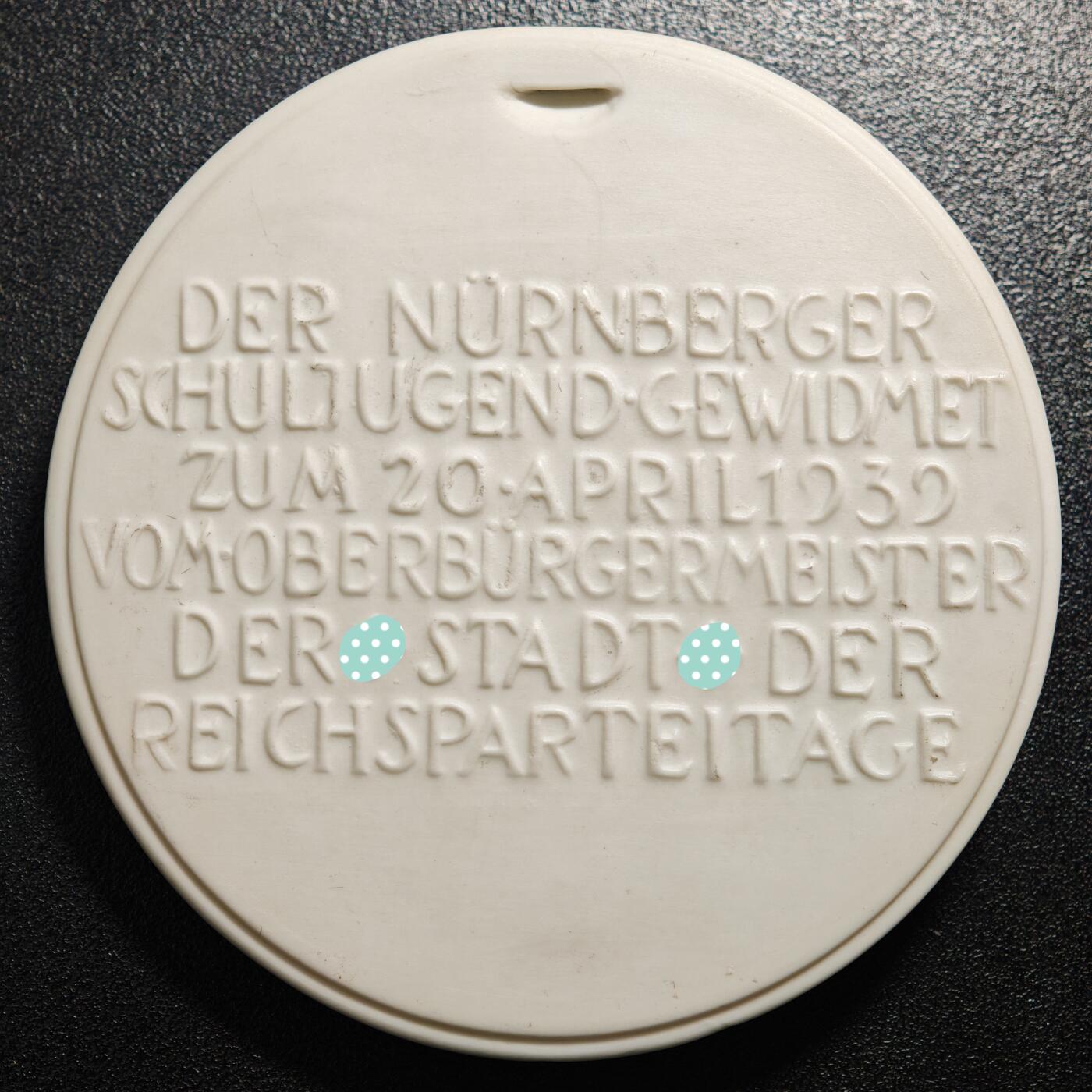 【德藏】世界币章拍卖第164期（拍品征集中~欢迎藏友联系） 1939年德国民族社会主义工人党党首50大寿高浮雕描金边白色陶瓷高浮雕纪念章 直径约：88mm；重约：114.1g（原图请联系客服）