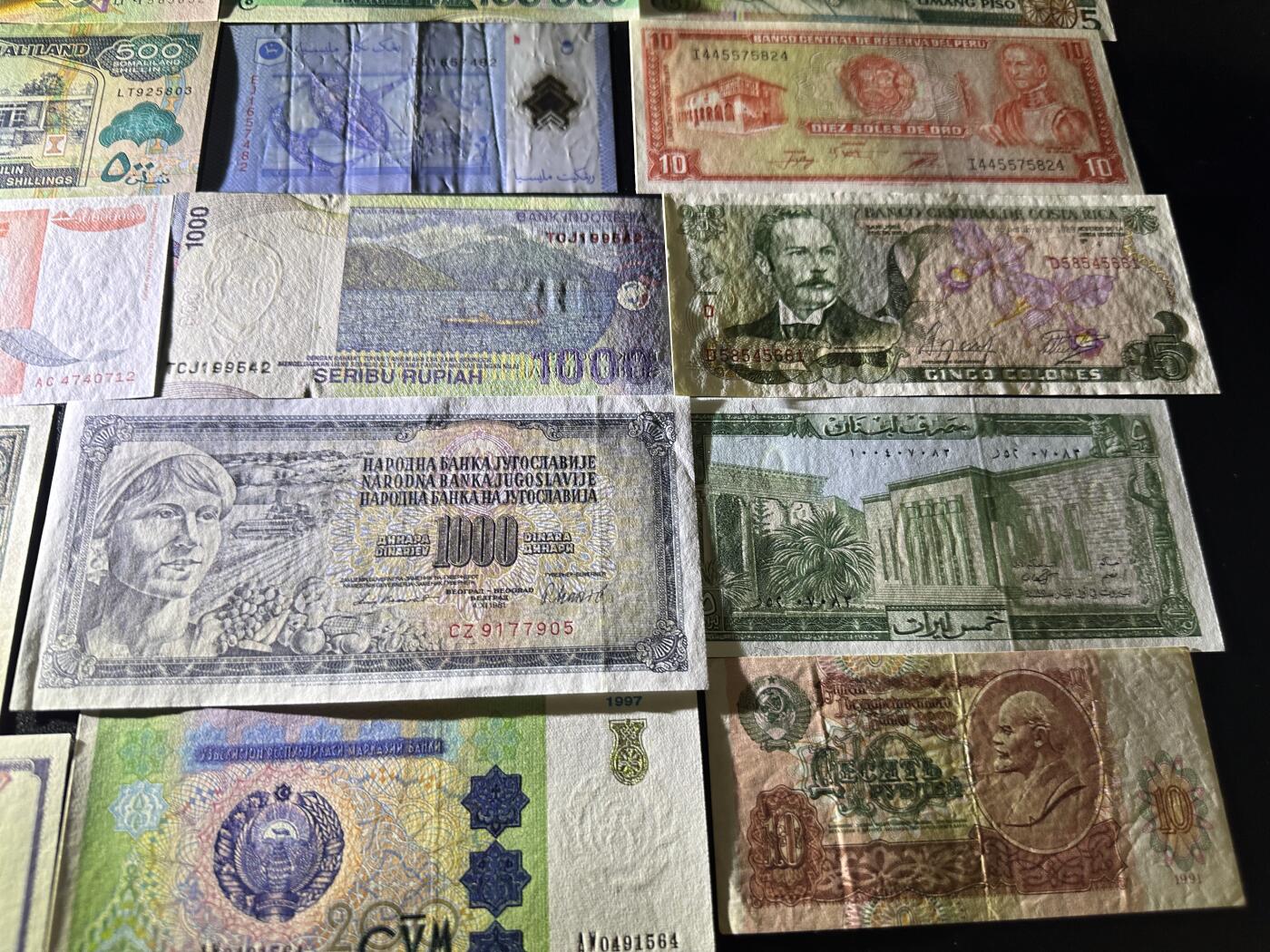 《外钞收藏家》第六百零八期（精选场）（本平台长期征集拍品、欢迎藏友们联系合作） 多个国家精美纸币15张 大部份全新 有几张非全新 +几张盖销邮票一起