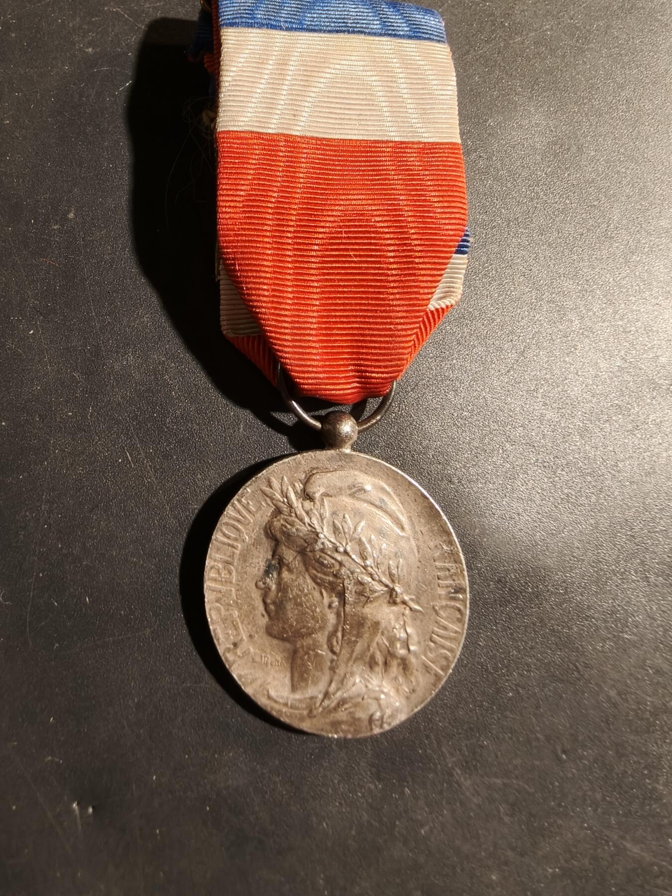 老王徽章第180期 法国银级劳动荣誉奖章    1966年实发