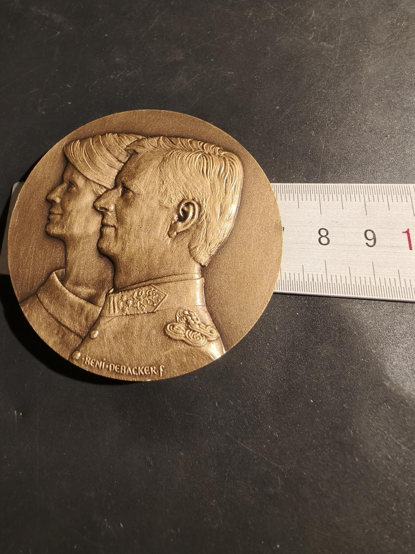 老王徽章第180期 比利时菲利普国王与玛蒂尔达王后婚礼大铜章     原盒     直径70mm      重量154.2g