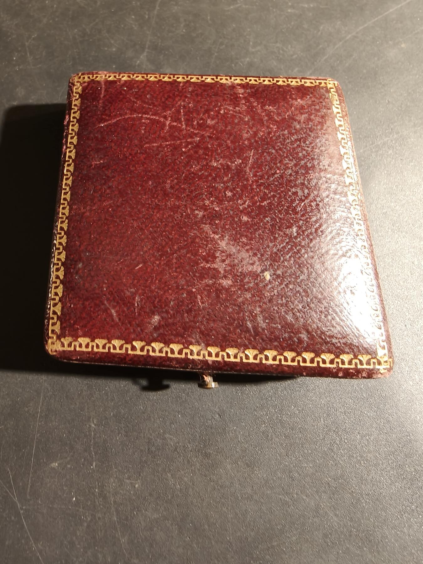 老王徽章第180期 法国结婚纪念银章     少见版本    原盒950银     直径36mm   重量24.3g