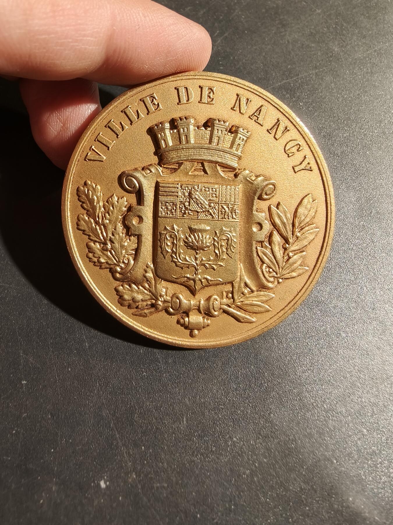 老王徽章第180期 法国南锡市镀金大铜章    单面     直径50mm     重量50.7g