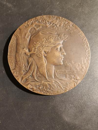 老王徽章第180期 - 法国1900国际博览会大铜章    大师夏普兰作品     直径64mm     重量95.9g