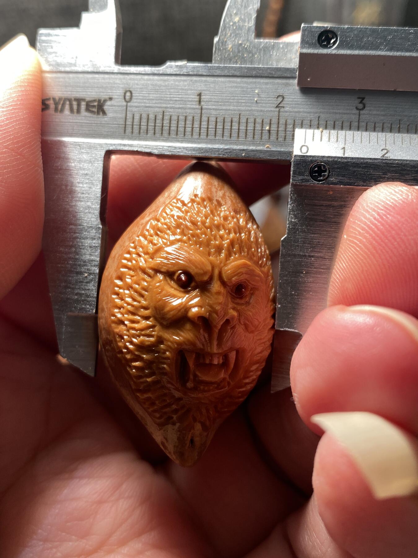 核舟记发源地苏州舟山核雕年末放漏 福利苏工核雕，纯手工雕刻齐天大圣，个性十足，等待有缘人，市场无同款，尺寸2。35x4.1喜欢的来