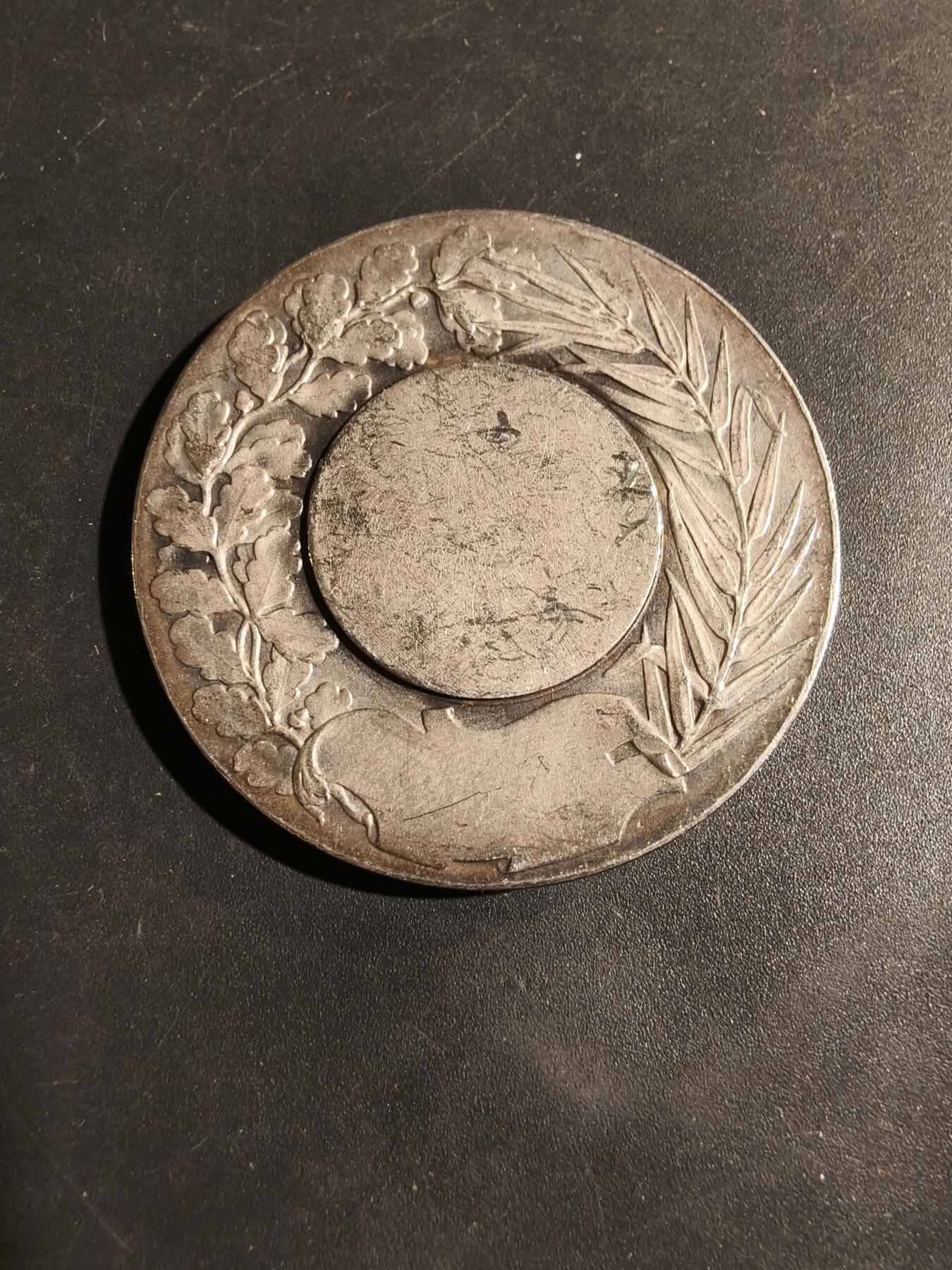 老王徽章第180期 法国持花女子镀银大铜章     原盒    直径46mm    重量41.7g