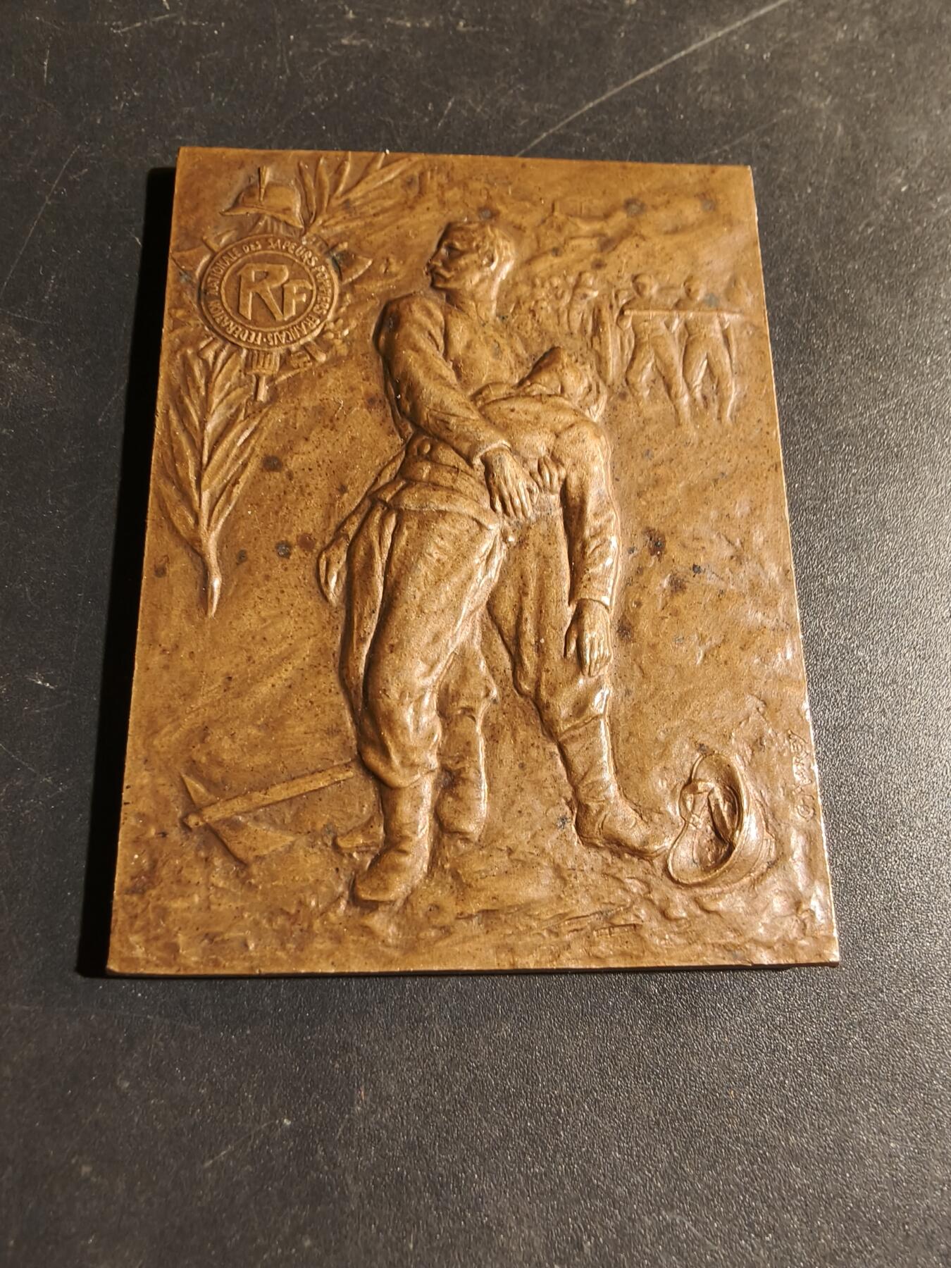 老王徽章第180期 法国牺牲的消防员方形大铜章     G.Marey作品    尺寸46×64mm     重量78.1g