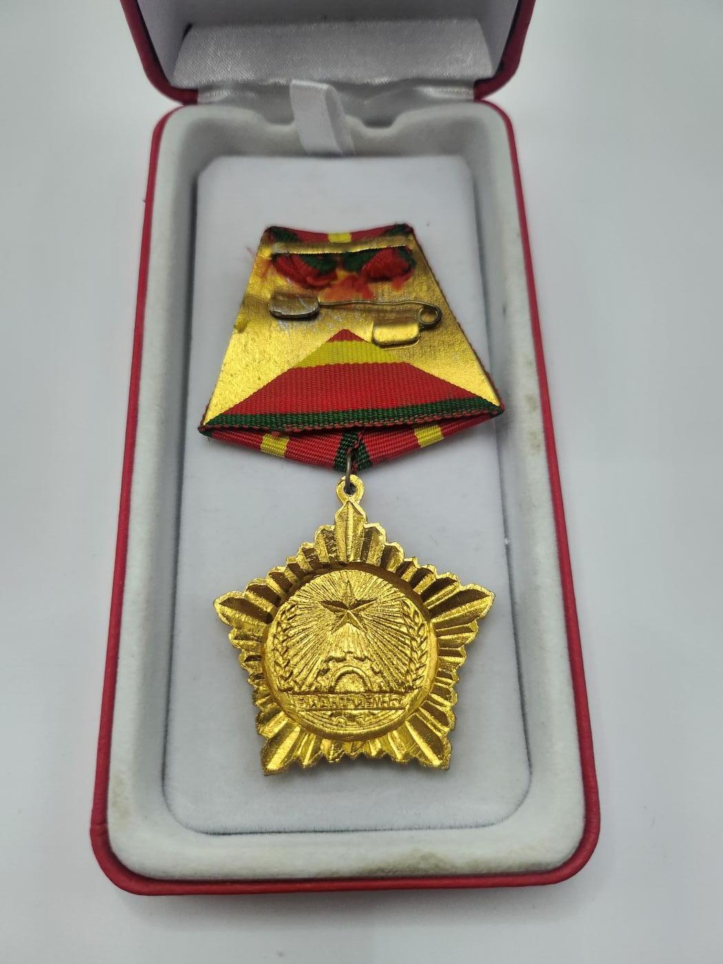 南水社第二次拍卖 越南社会主义共和国三级决胜勋章 06铝制版 稀少，章盒完好，