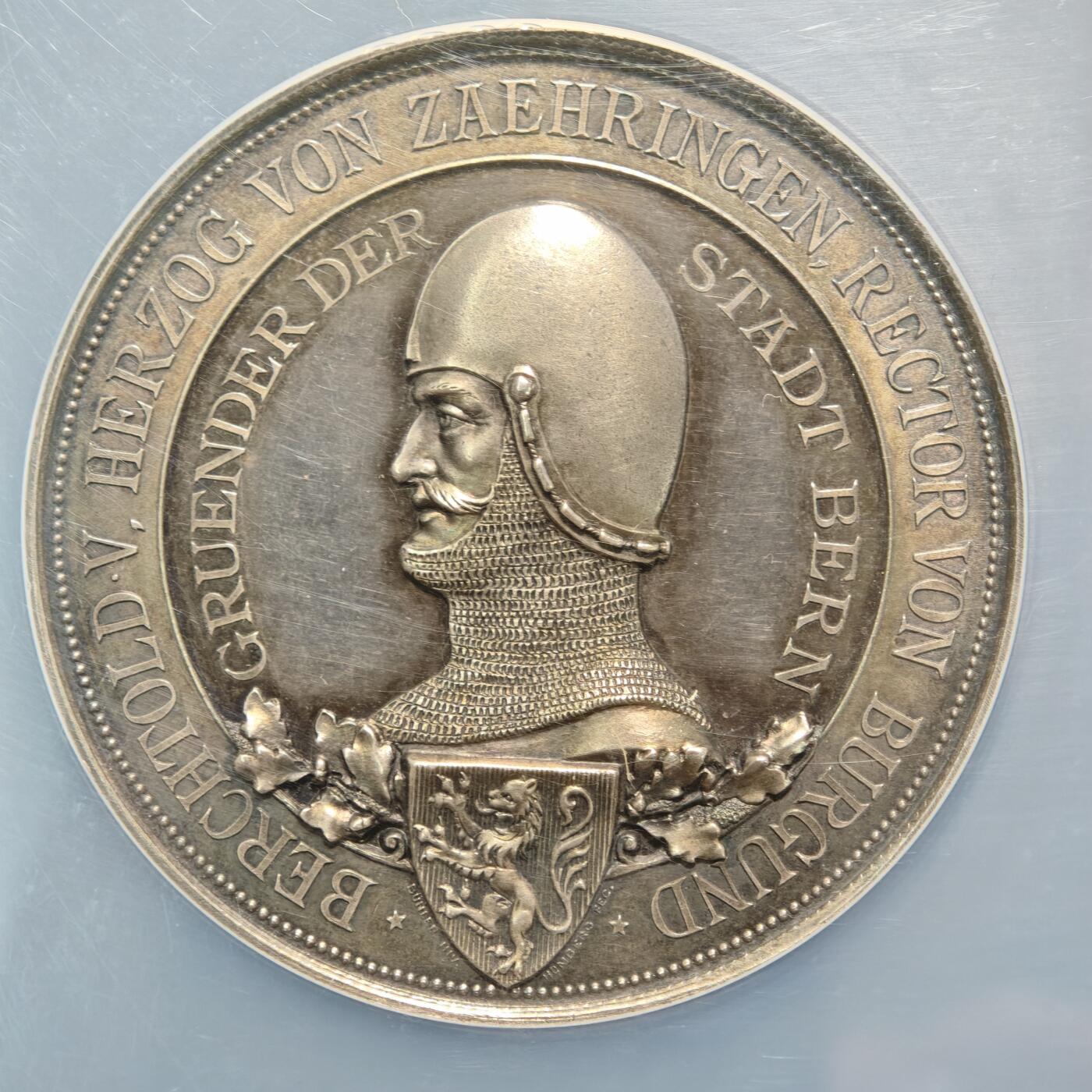 【德藏】世界币章拍卖第164期（拍品征集中~欢迎藏友联系） 1891年 瑞士伯尔尼建城700周年50mm纪念银章  NGC MS63 念伯尔尼从1191年建城至1891年的700年历史，核心致敬伯尔尼建城者贝尔希托尔德五世 伯尔尼由策林根家族的贝尔希托尔德五世于1191年建立，“熊”作为城市象征源于建城时的狩猎传说；1891年的700周年庆典是伯尔尼城市发展史上的重要节点 原味包浆