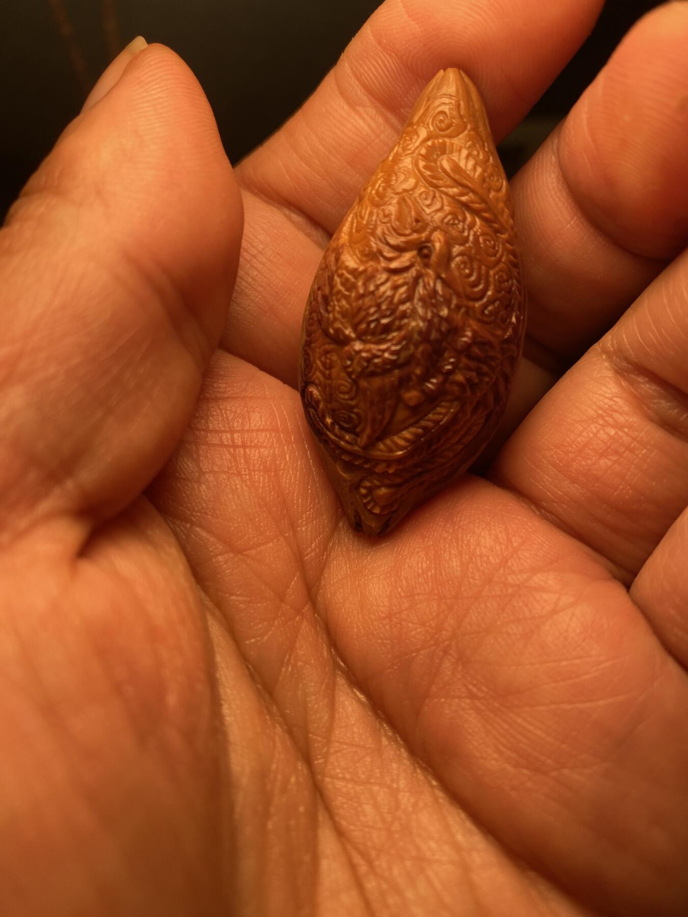 核舟记发源地苏州舟山核雕年末放漏 福利苏工核雕，纯手工雕刻，四花紫皮核凤舞九天，个性十足，紫气祥瑞，等待有缘人，市场无同款，尺寸2。3x4。8喜欢的来