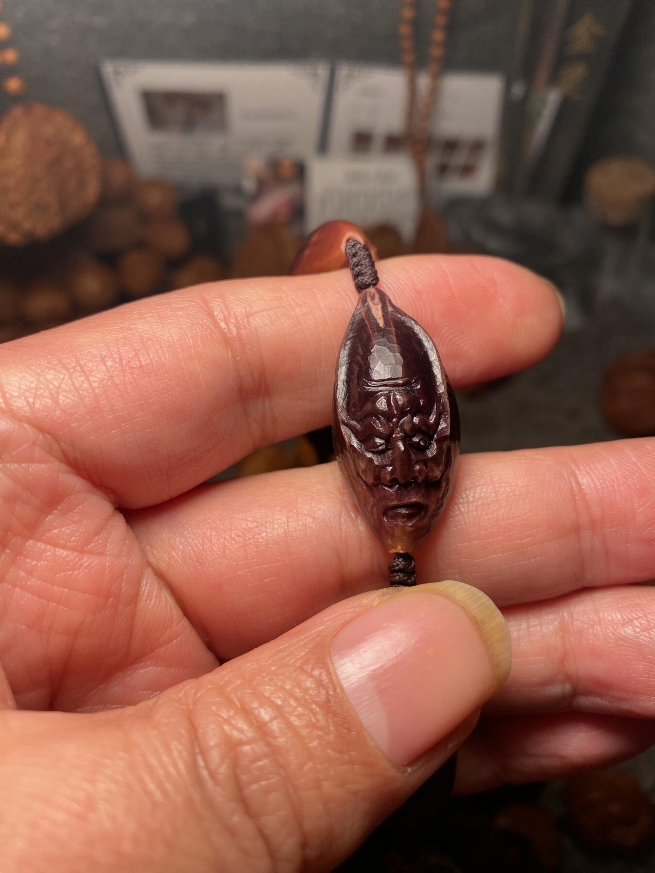 核舟记发源地苏州舟山核雕年末放漏 福利苏工核雕，纯手工雕刻王红秋老师作品，紫核大头十八罗汉，个性十足，等待有缘人，市场无同款，尺寸1。5x3.35喜欢的来