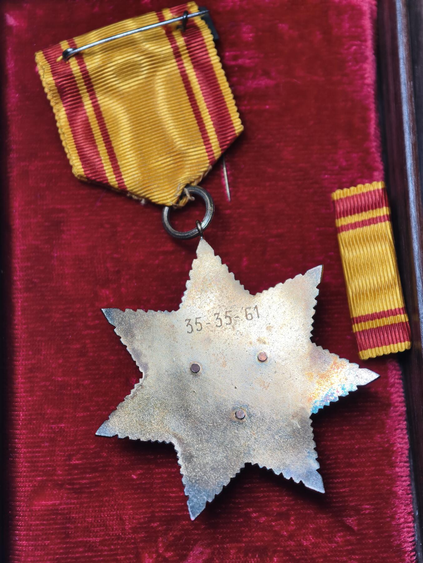 2026年2月8日拍卖 日本外交官印尼之星三等勋章勋记一套（印尼总统苏加诺亲签）