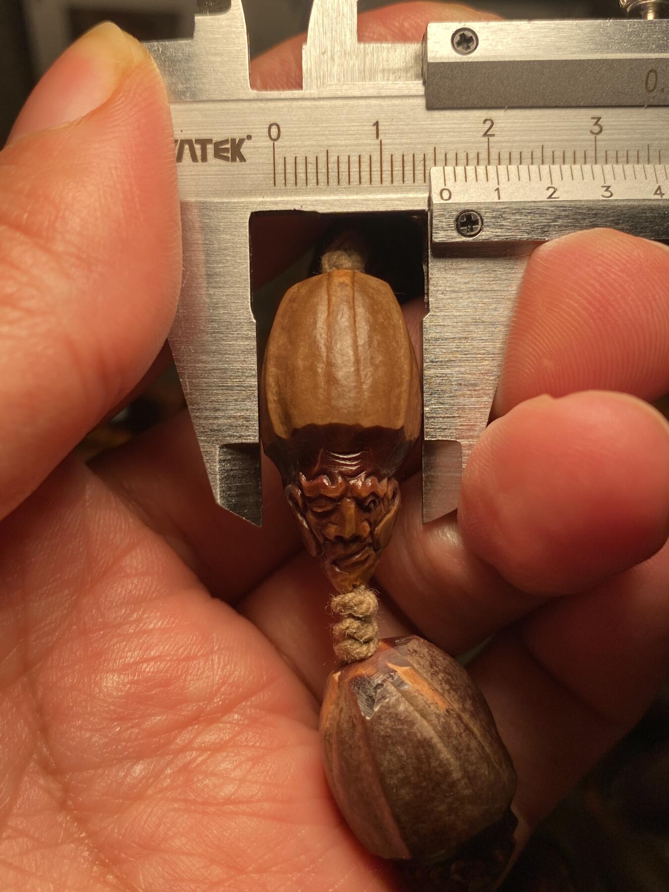 核舟记发源地苏州舟山核雕年末放漏 福利苏工核雕，纯手工雕刻王红秋老师作品，紫核大头七星罗汉，个性十足，等待有缘人，市场无同款，尺寸1。58x3.0喜欢的来