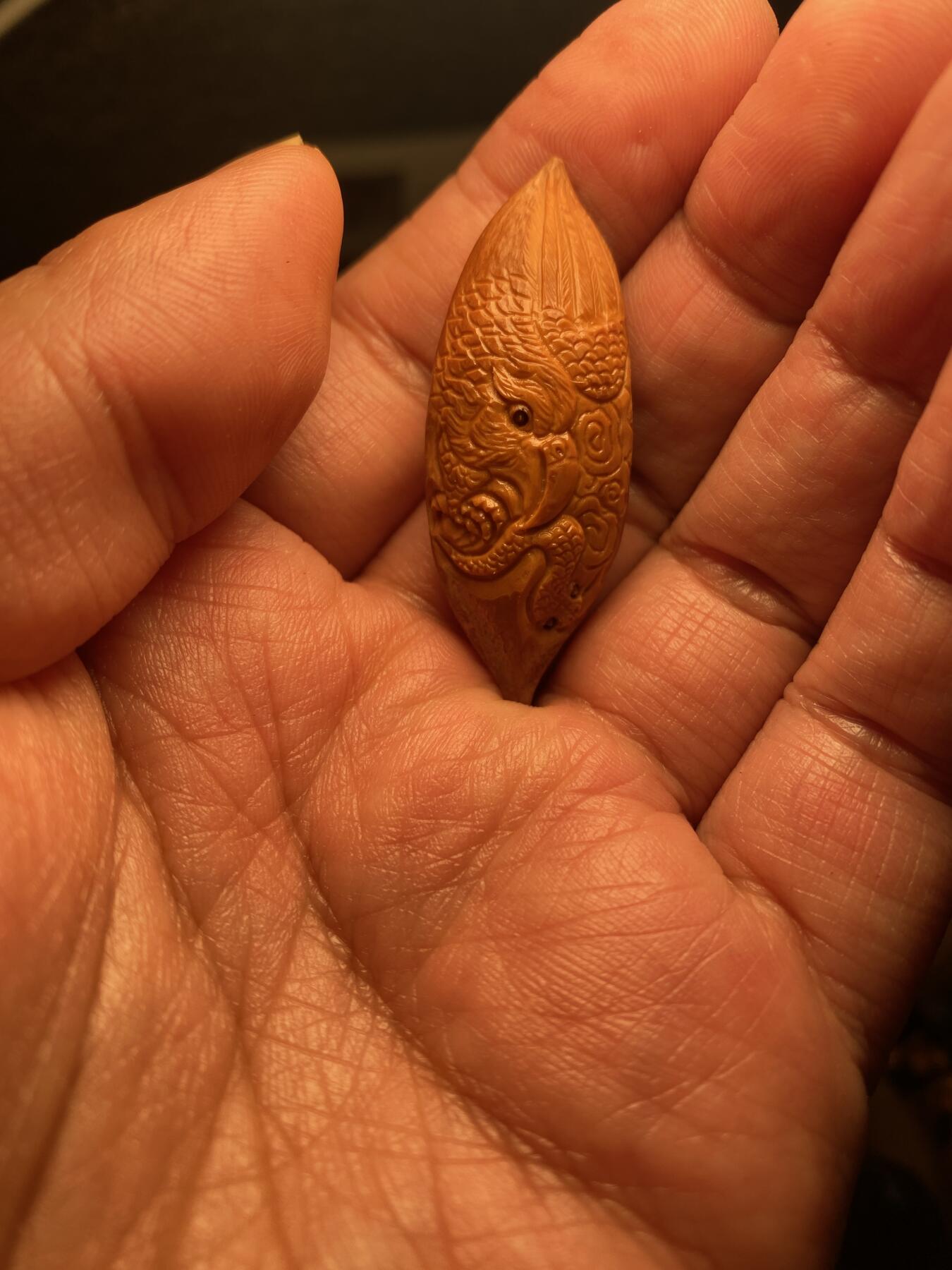 核舟记发源地苏州舟山核雕年末放漏 福利苏工核雕，纯手工雕刻二花雄鹰，个性十足，等待有缘人，市场无同款，尺寸1。75x4.75喜欢的来