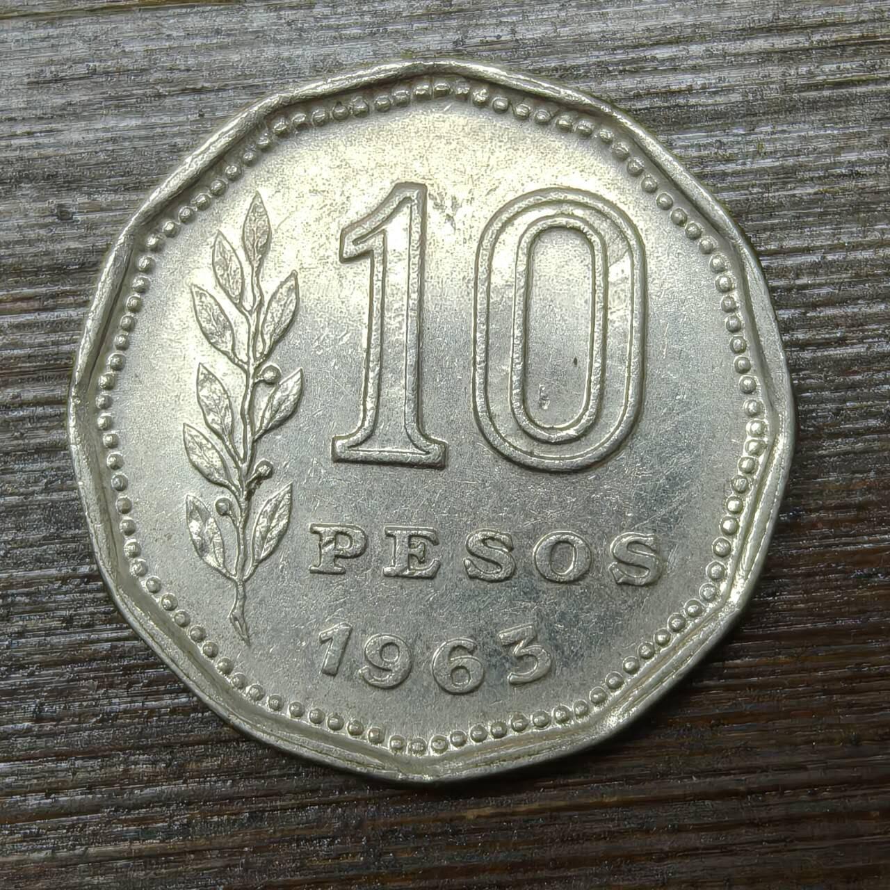 【铜匠收藏】★第146★散币专场 不寄存，30包邮。不满30元，支付5元运费。《接受代拍 代送NGC评级》 91【无寄存】阿根廷1963年10比索 南美牛仔 十二边形 镀镍钢币