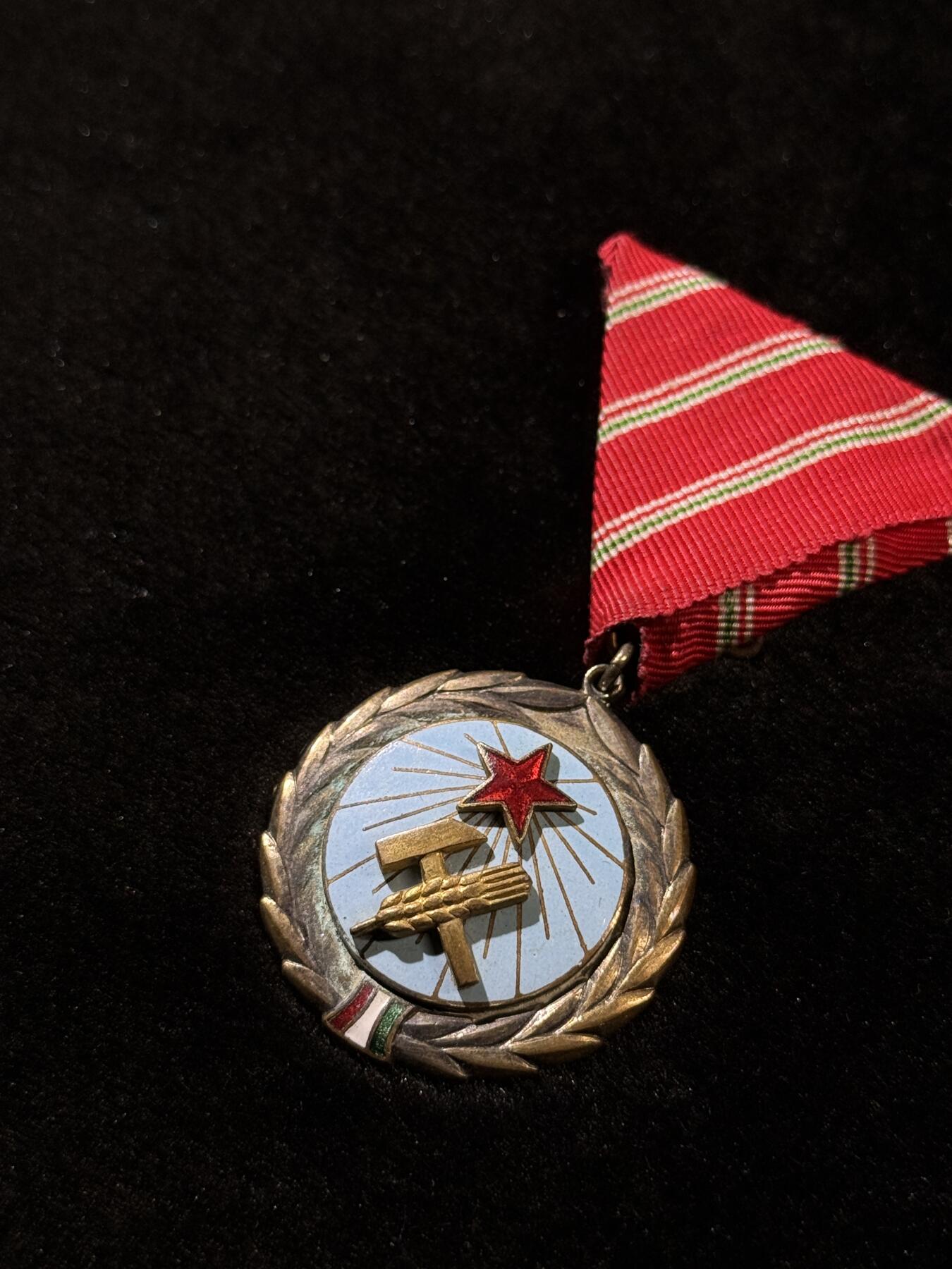 欢庆春节！戎马世界章牌大赏第111期春节大拍 匈牙利劳动奖章，铜制镀银，此版本使用时期1954～1964年