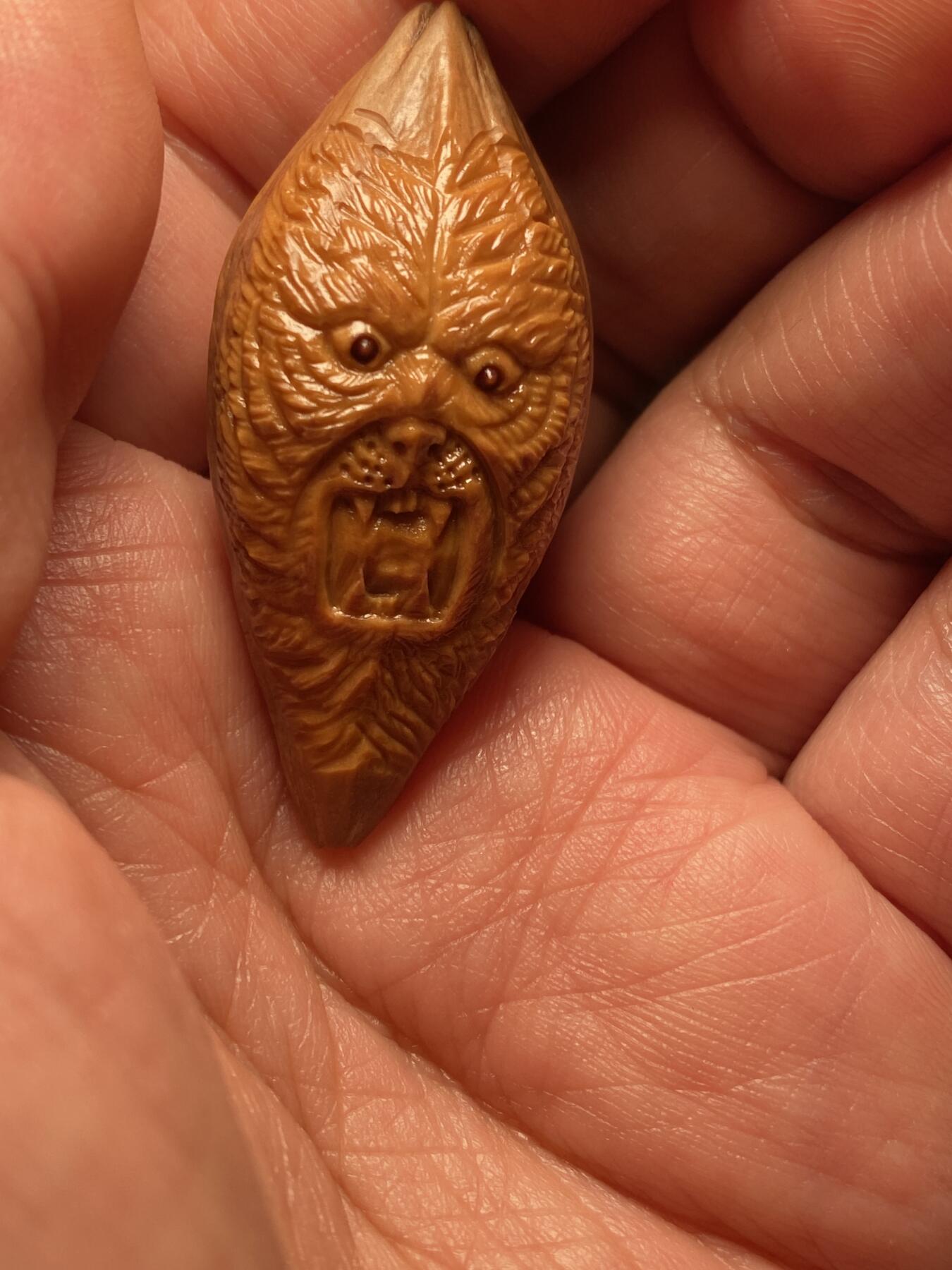 核舟记发源地苏州舟山核雕年末放漏 福利苏工核雕，纯手工雕刻，君临天下，个性十足，等待有缘人，市场无同款，尺寸2。1x4.65喜欢的来